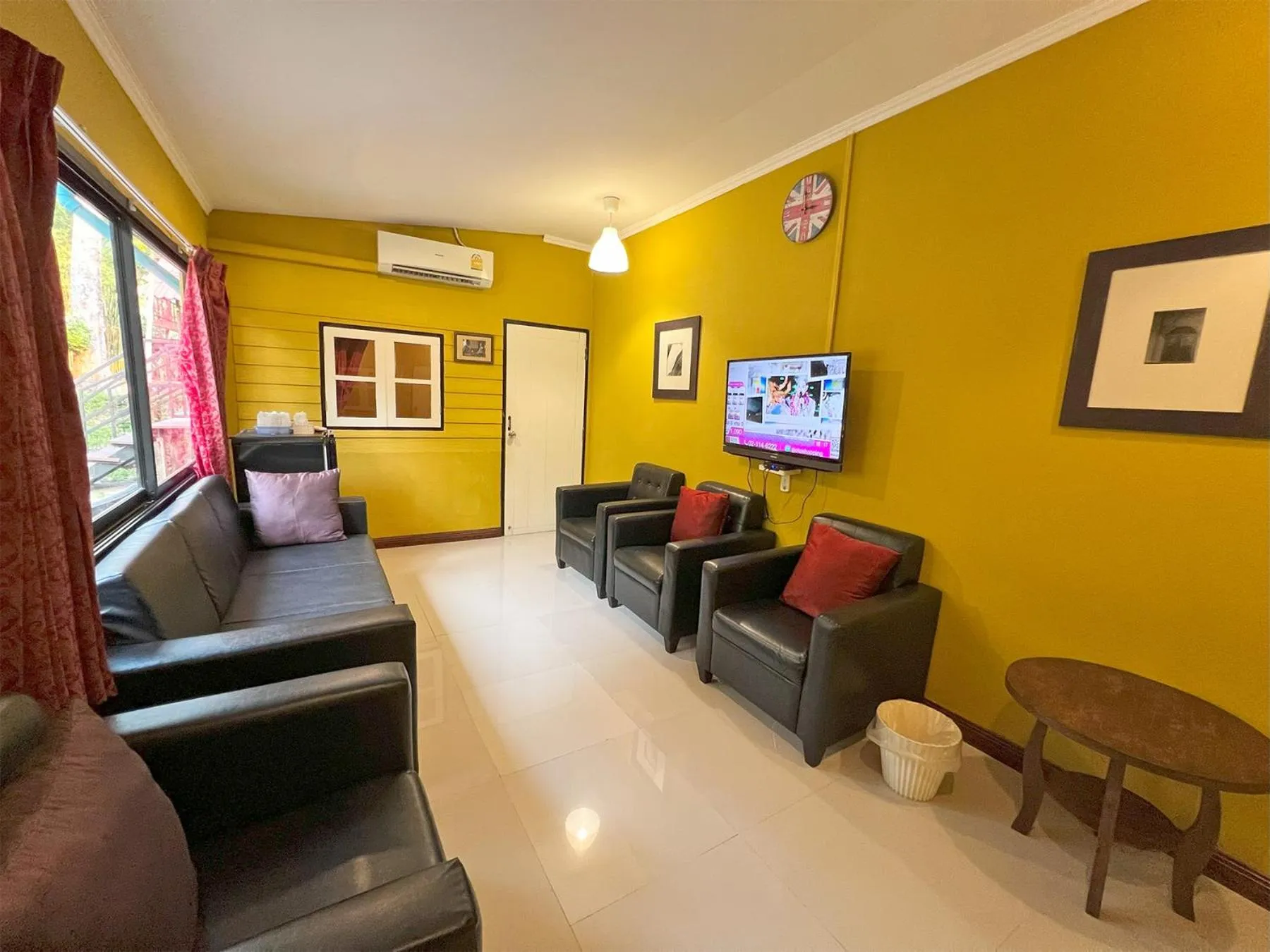 Communal lounge/ TV room in Phuiyara Resort