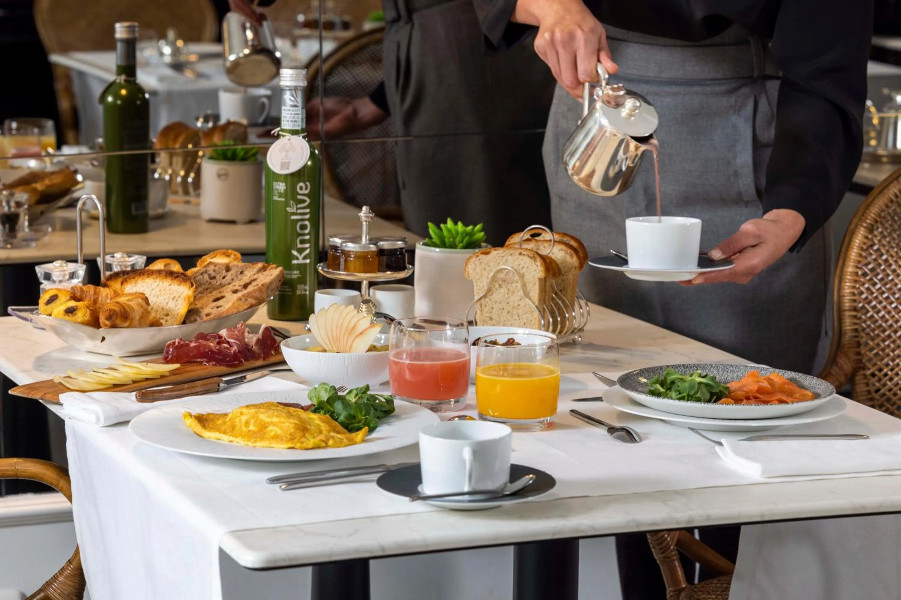 Breakfast in Villa Magalean Hotel & Spa