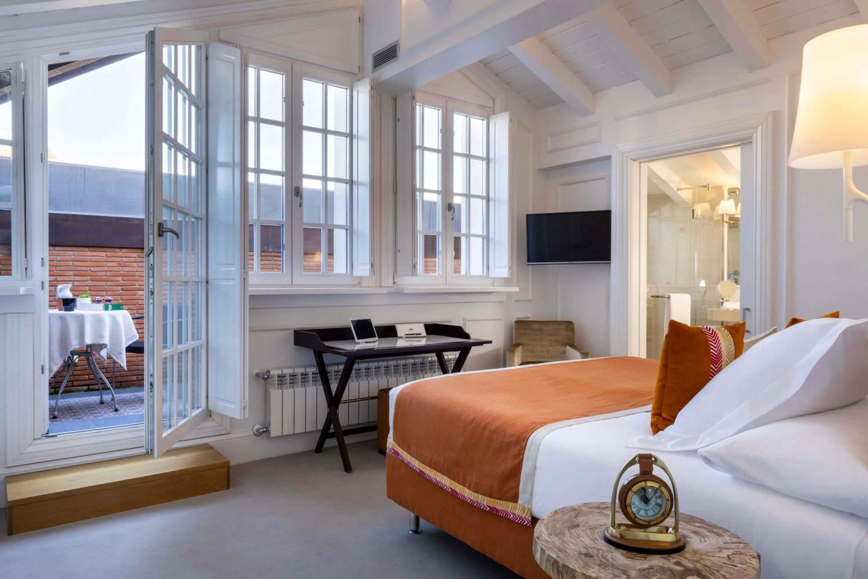 Photo of the whole room, Bed in Villa Magalean Hotel & Spa