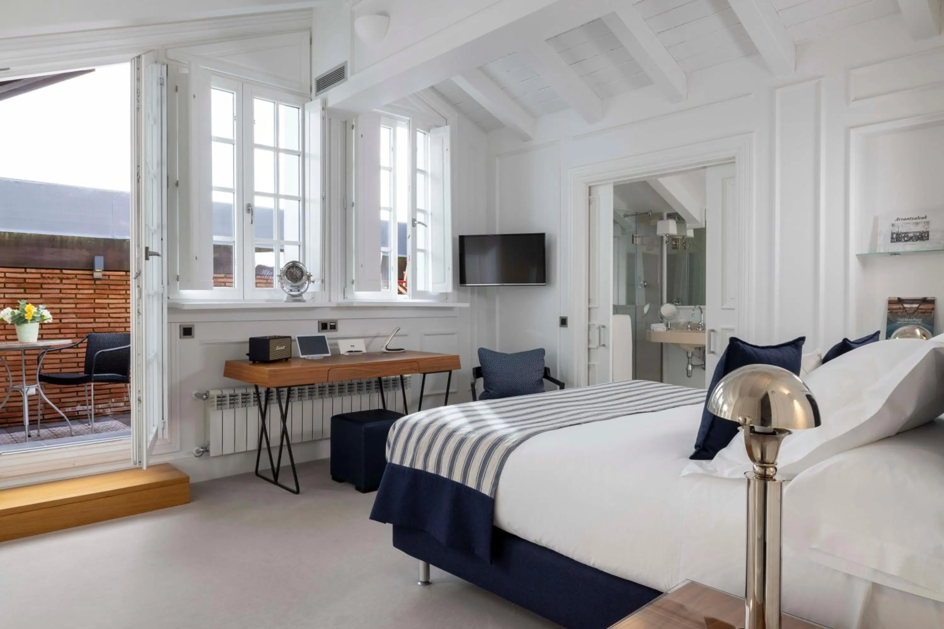 Photo of the whole room, Bed in Villa Magalean Hotel & Spa