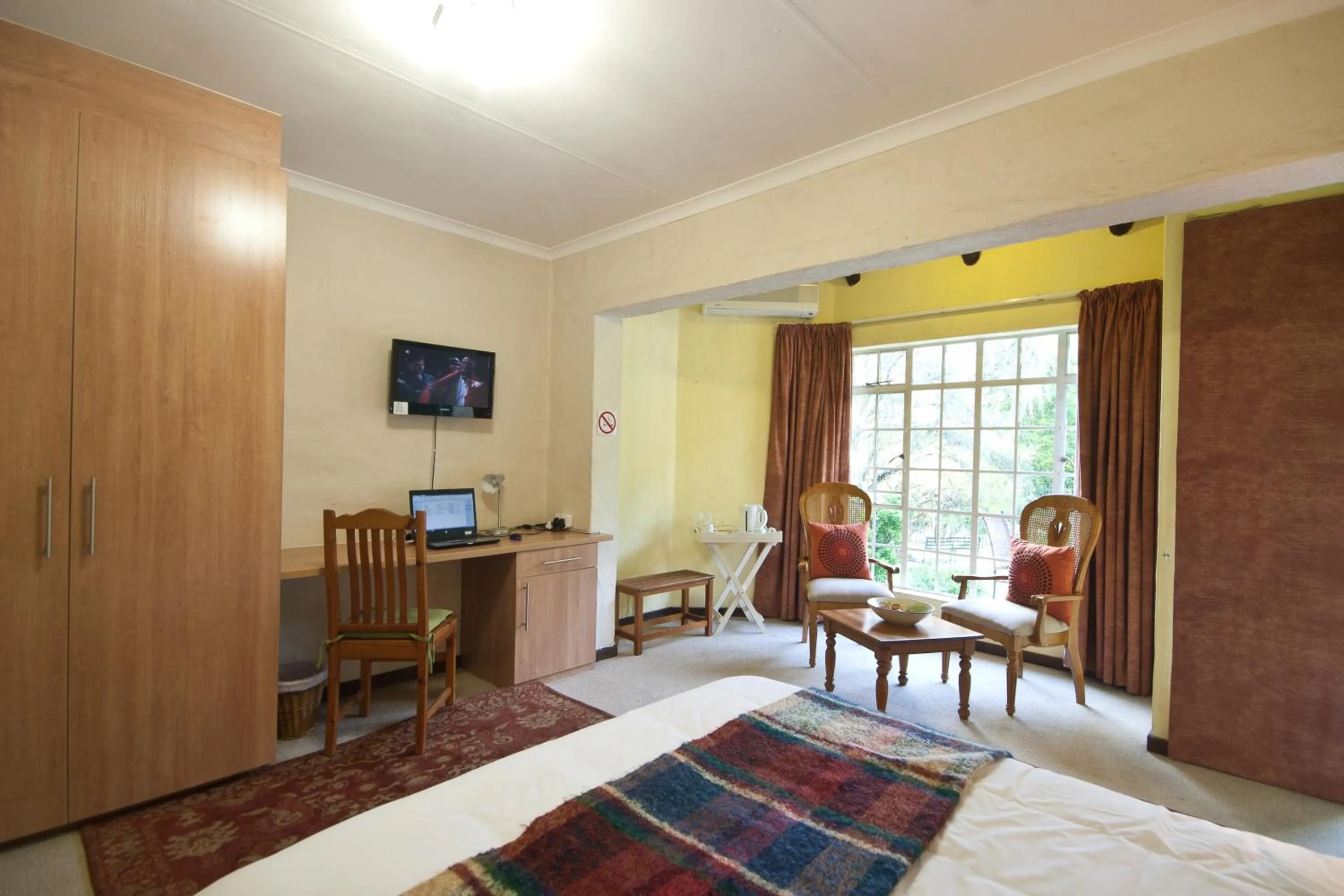 Photo of the whole room, Bed in Thatchfoord Lodge