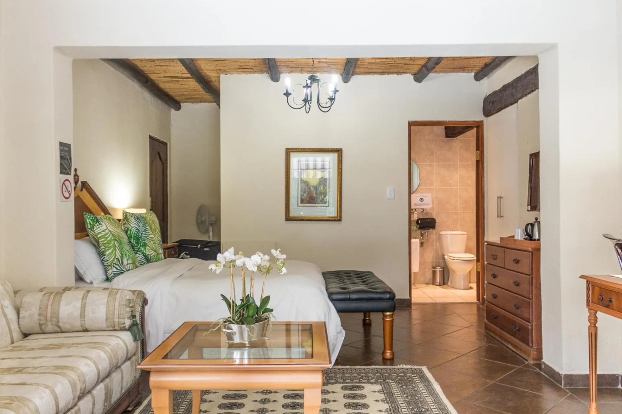 Photo of the whole room in Thatchfoord Lodge