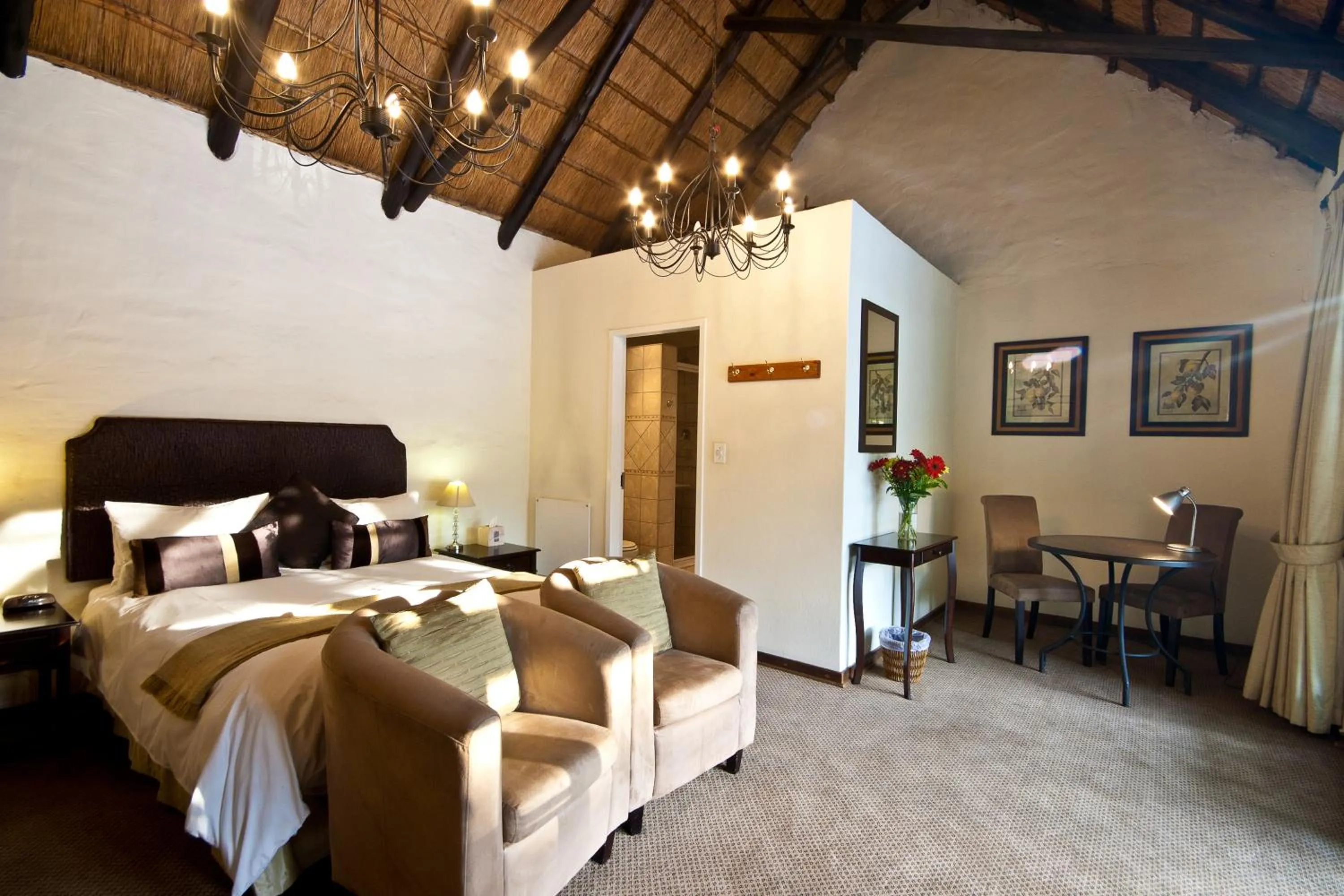 Photo of the whole room, Bed in Thatchfoord Lodge