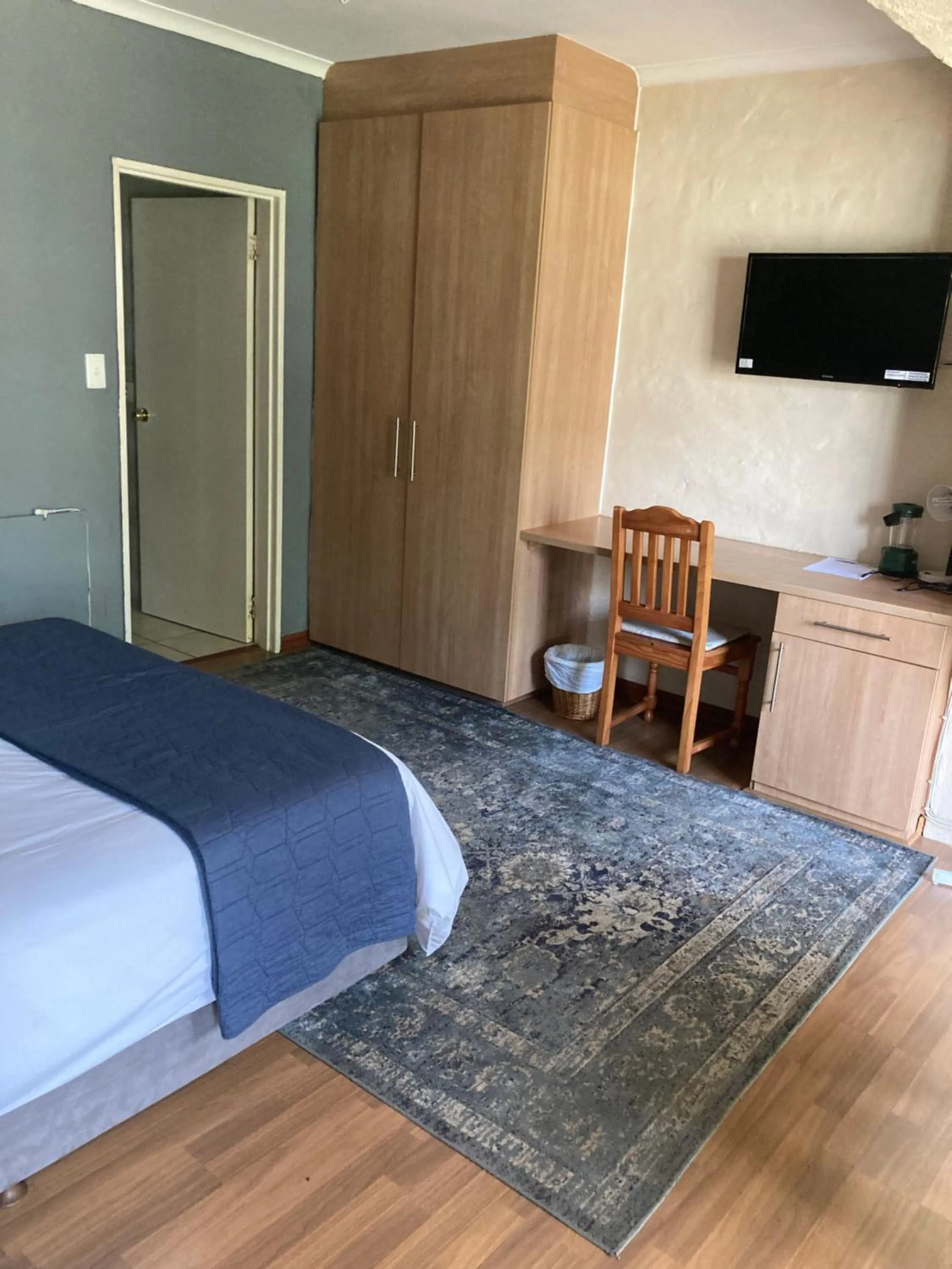 wardrobe, Bed in Thatchfoord Lodge