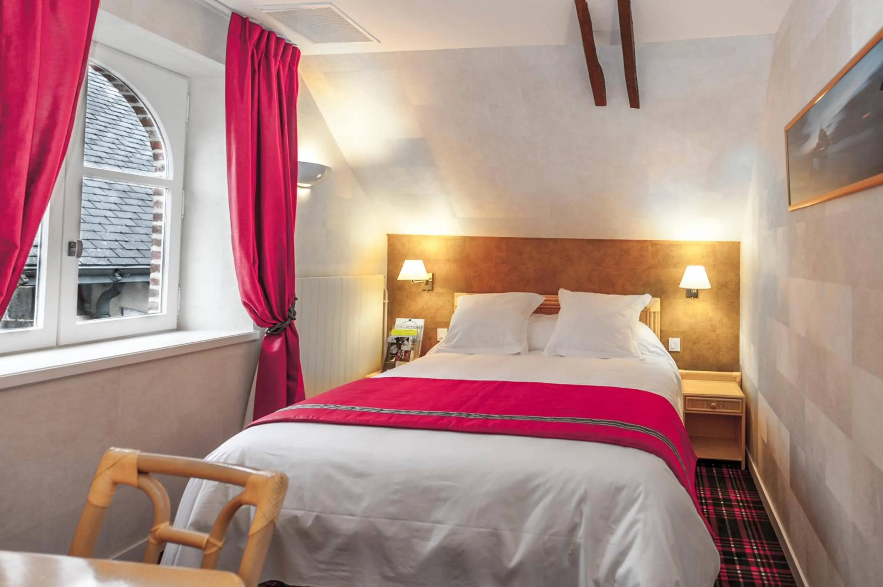 Bed in Logis Hôtel Restaurant Relais Du Gué De Selle