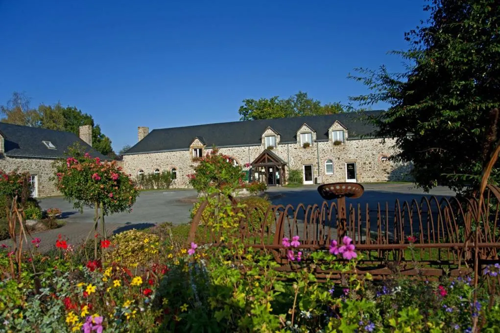 Facade/entrance in Logis Hôtel Restaurant Relais Du Gué De Selle