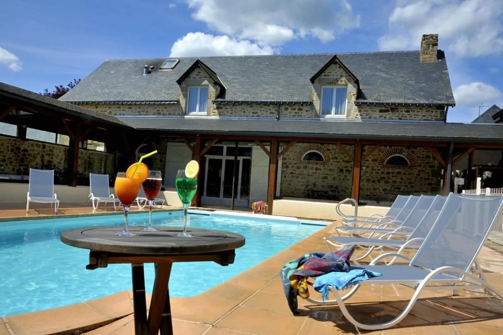 Swimming pool in Logis Hôtel Restaurant Relais Du Gué De Selle