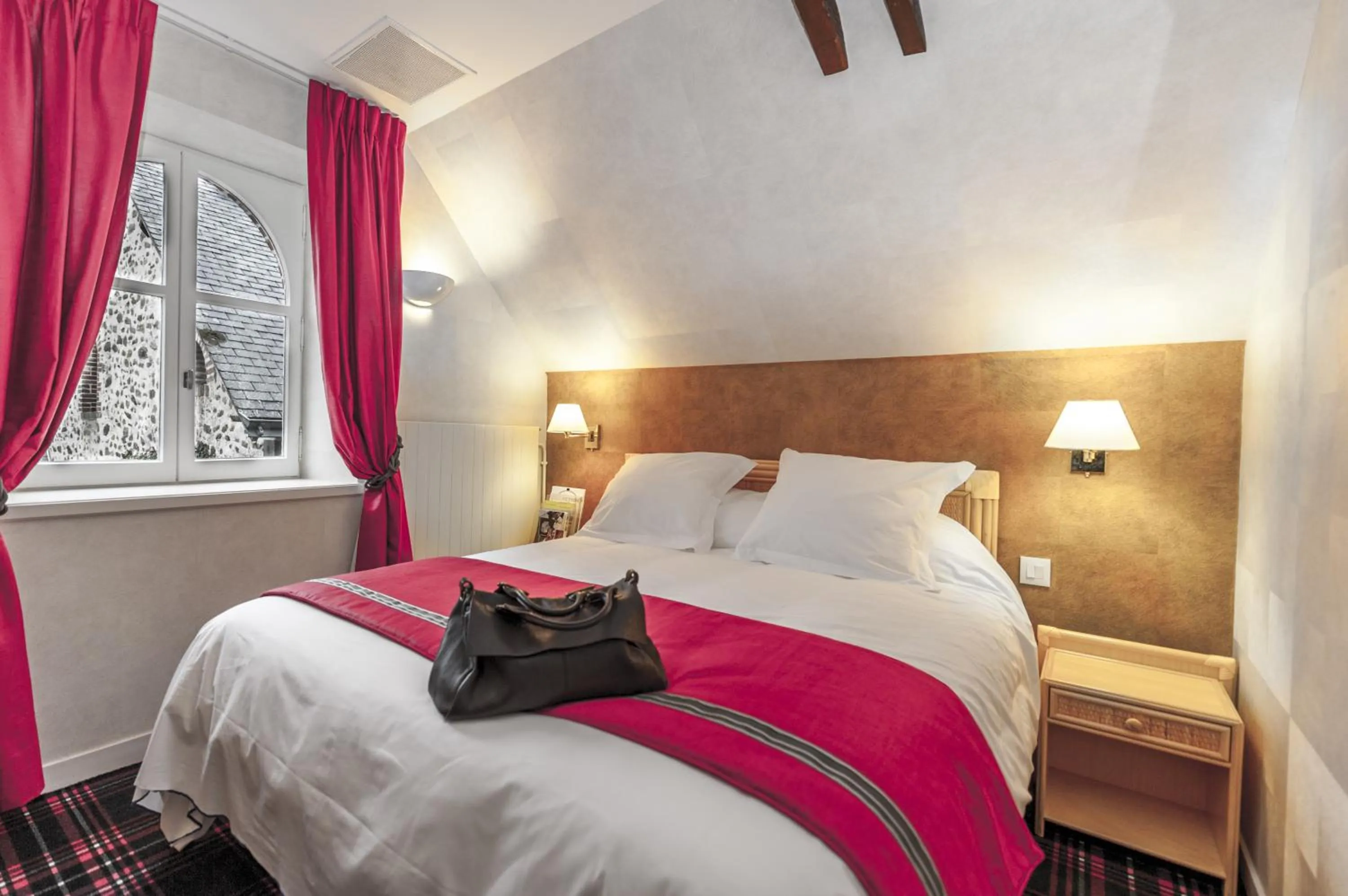 Bed in Logis Hôtel Restaurant Relais Du Gué De Selle