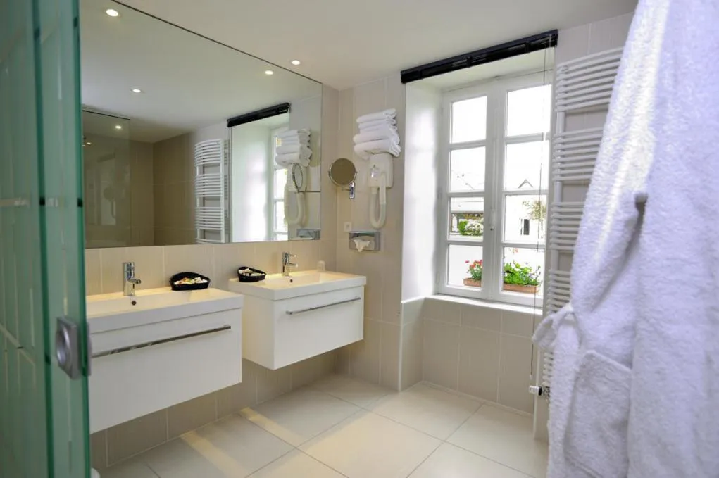 Toilet in Logis Hôtel Restaurant Relais Du Gué De Selle