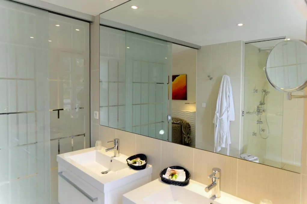 Toilet in Logis Hôtel Restaurant Relais Du Gué De Selle