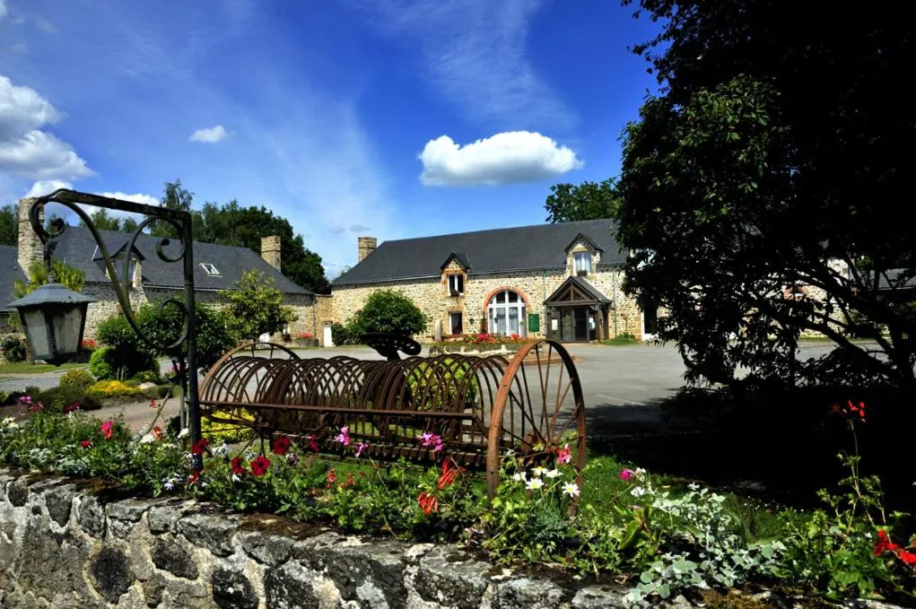 Property building in Logis Hôtel Restaurant Relais Du Gué De Selle