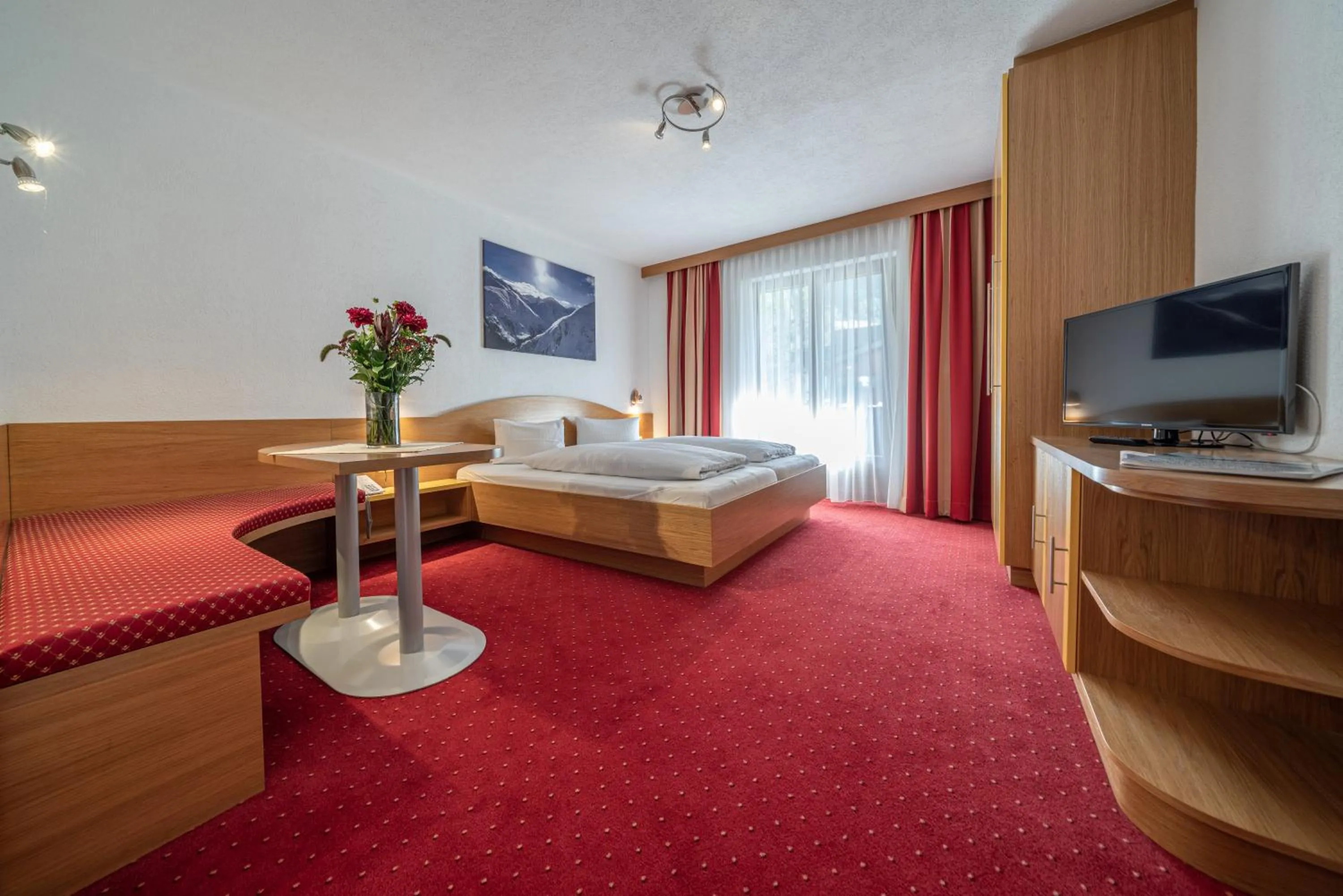 Photo of the whole room, Bed in Hotel Similaun