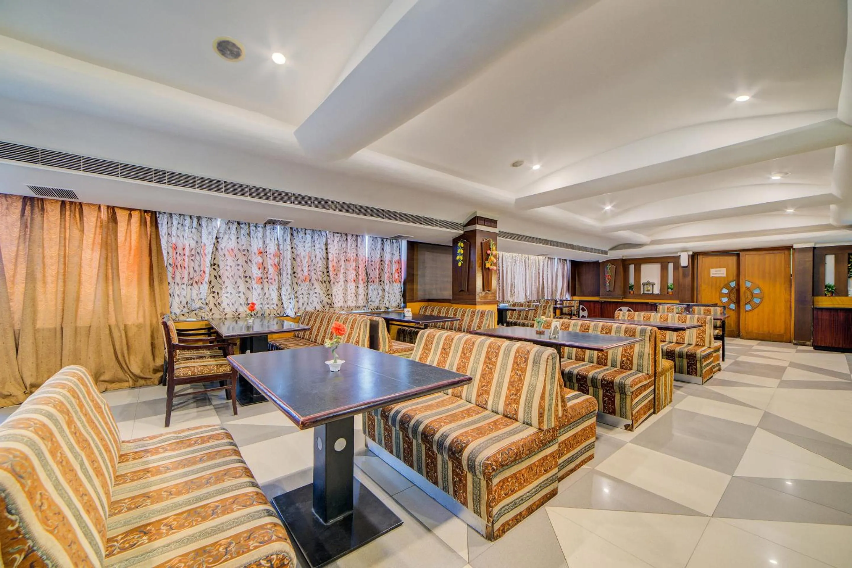 Restaurant/places to eat in Hotel O Kachiguda Railway Station