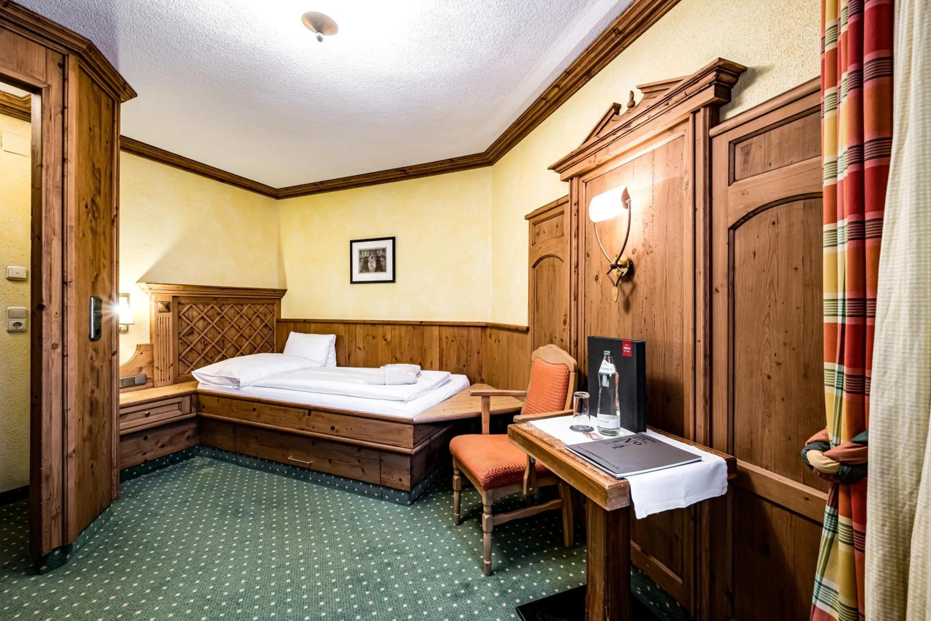 Photo of the whole room, Bed in Hotel Alpina Sölden - Adults Only