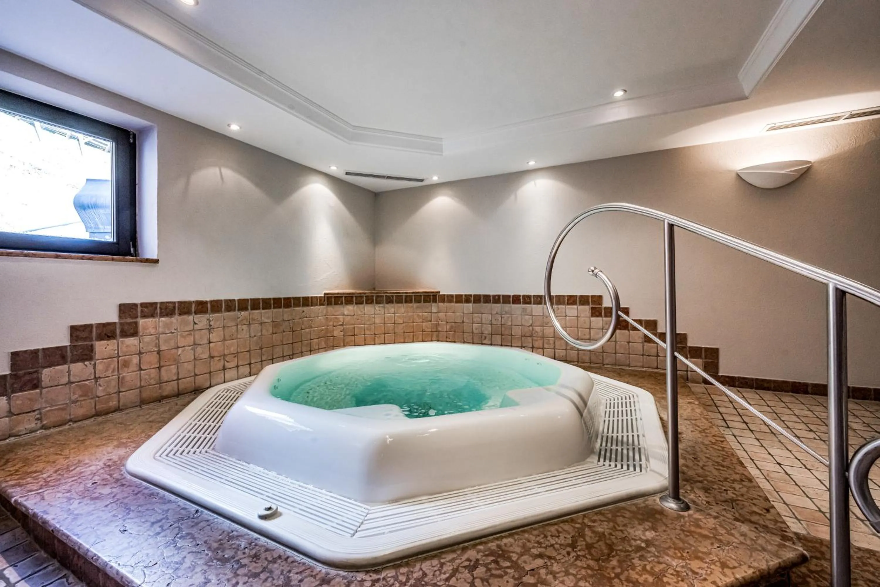 Hot Tub in Hotel Alpina Sölden - Adults Only