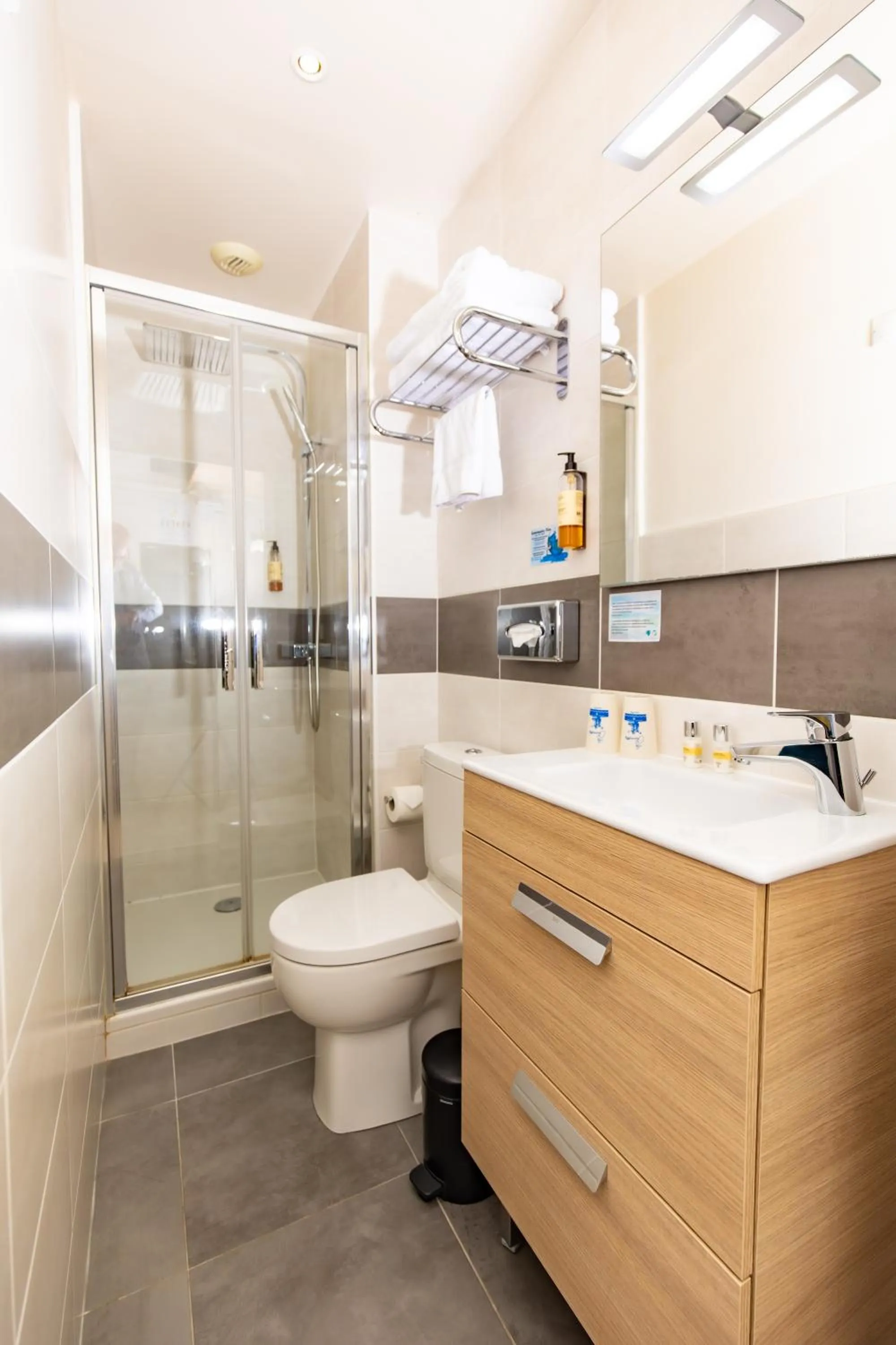 Bathroom in Hôtel Les Charmettes - Saint Malo