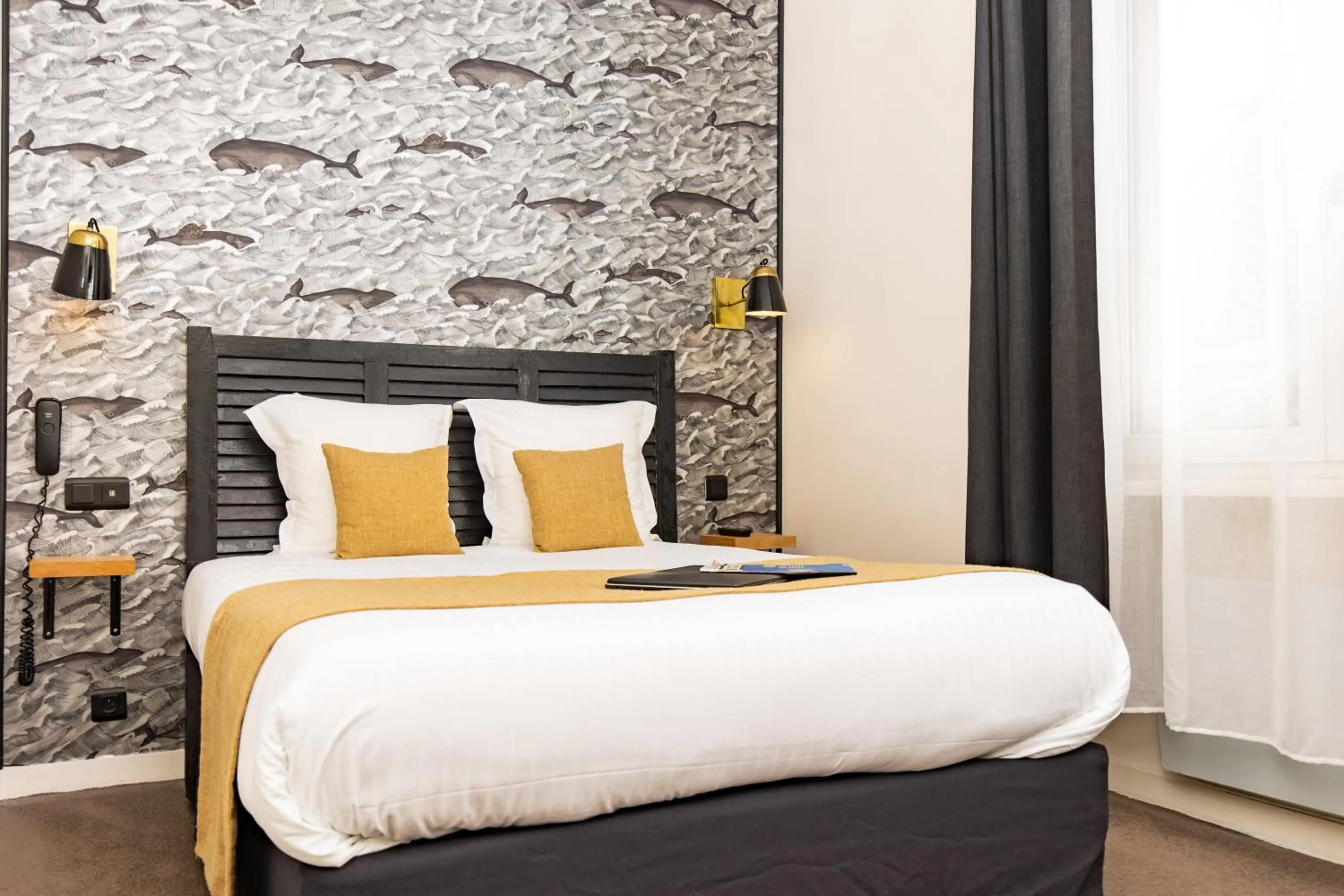 Bedroom, Bed in Hôtel Les Charmettes - Saint Malo