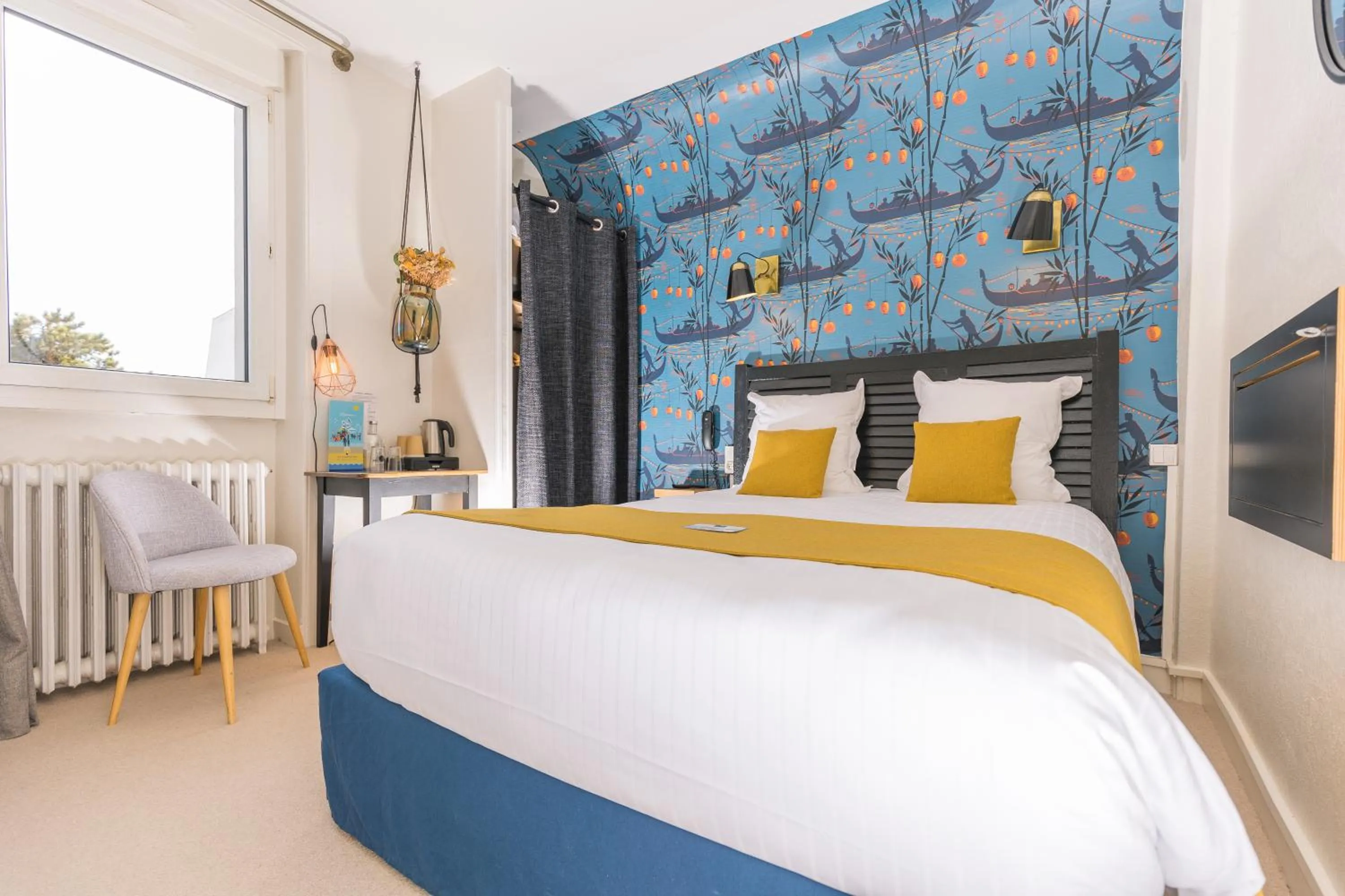 Bedroom, Bed in Hôtel Les Charmettes - Saint Malo