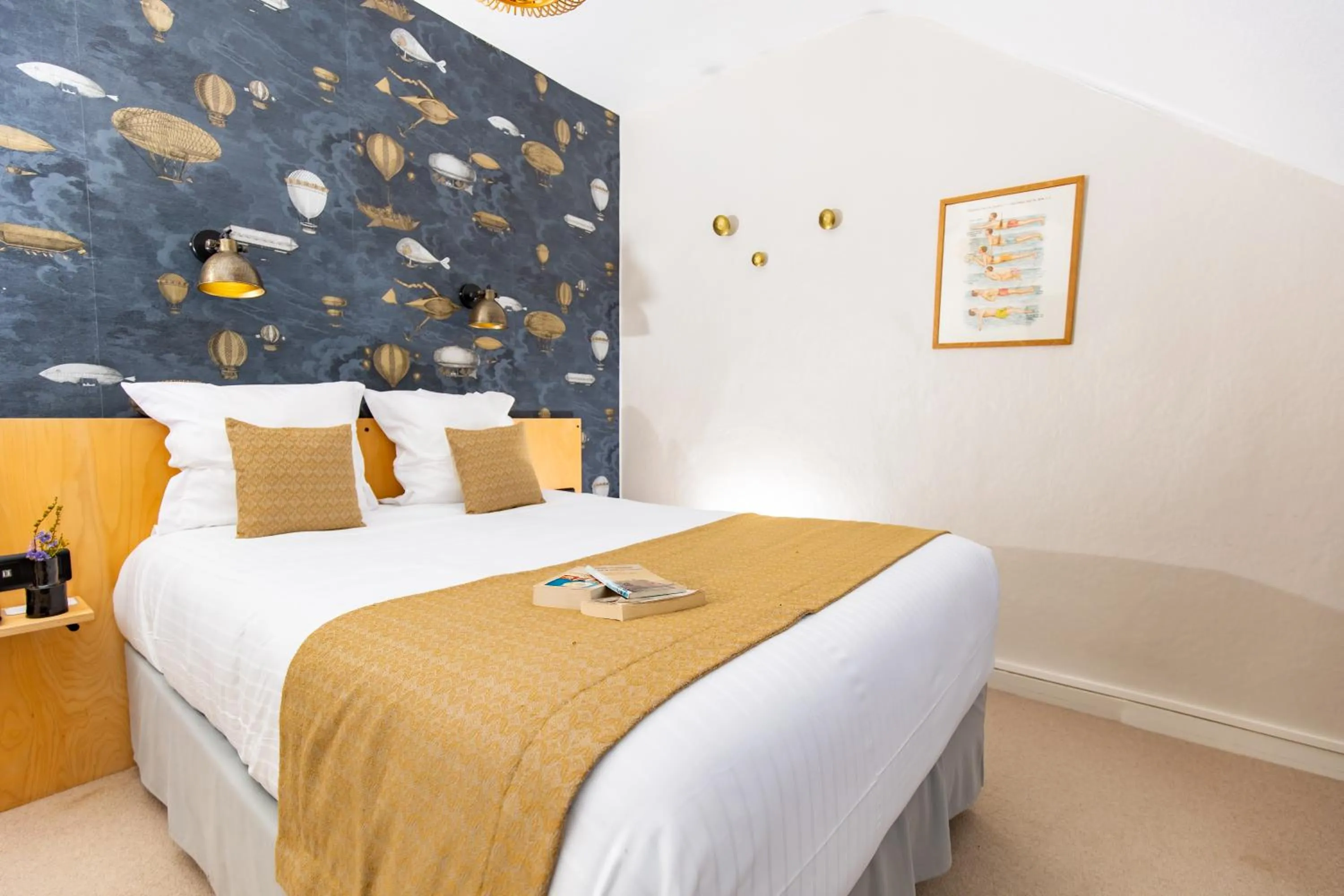 Bedroom, Bed in Hôtel Les Charmettes - Saint Malo