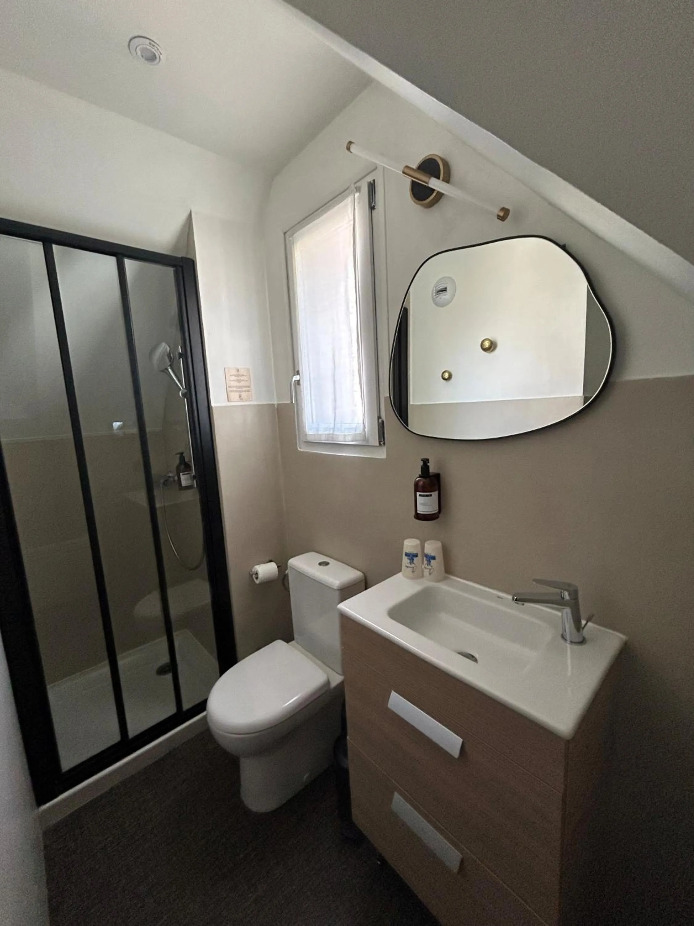 Bathroom in Hôtel Les Charmettes - Saint Malo