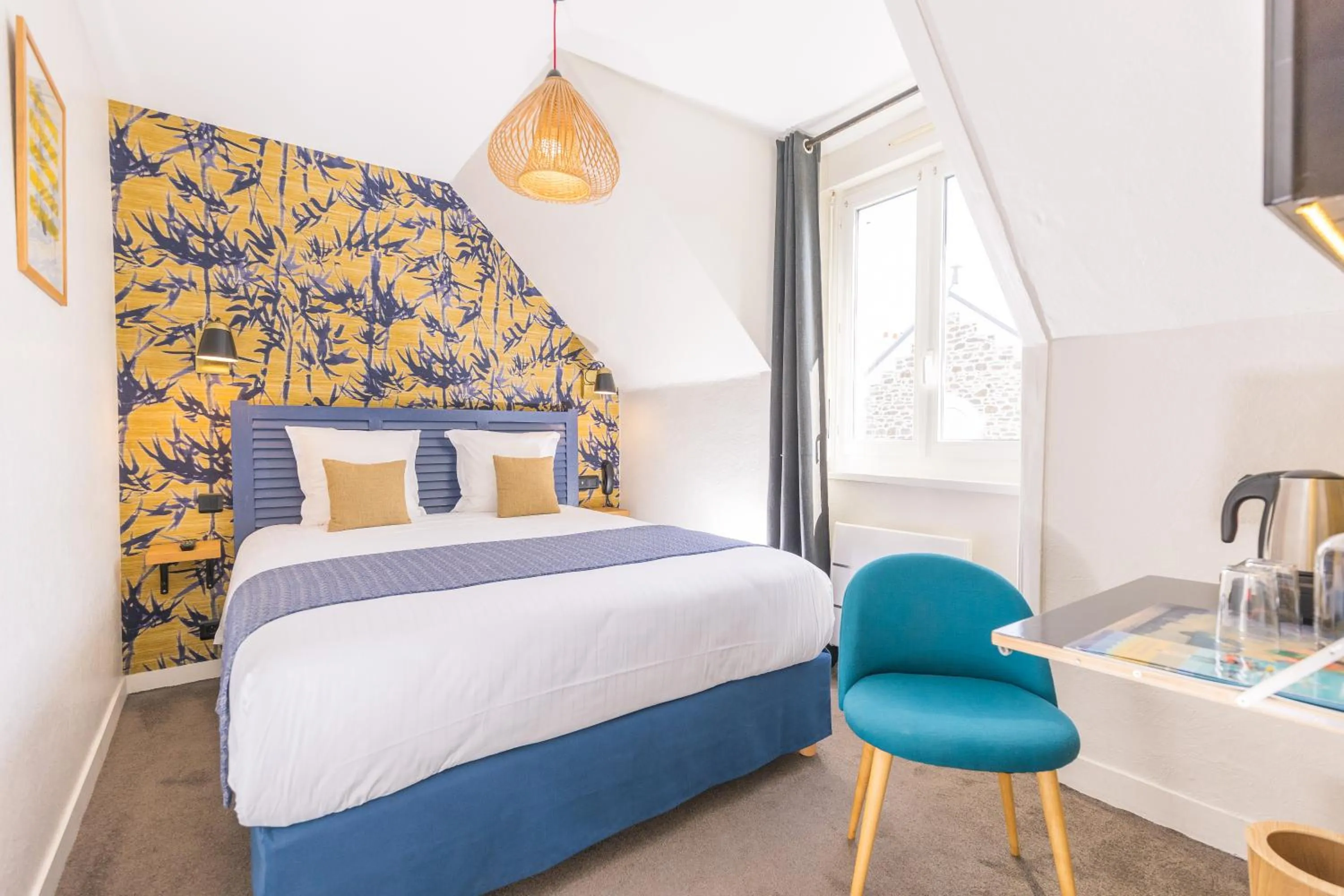 Bedroom, Bed in Hôtel Les Charmettes - Saint Malo