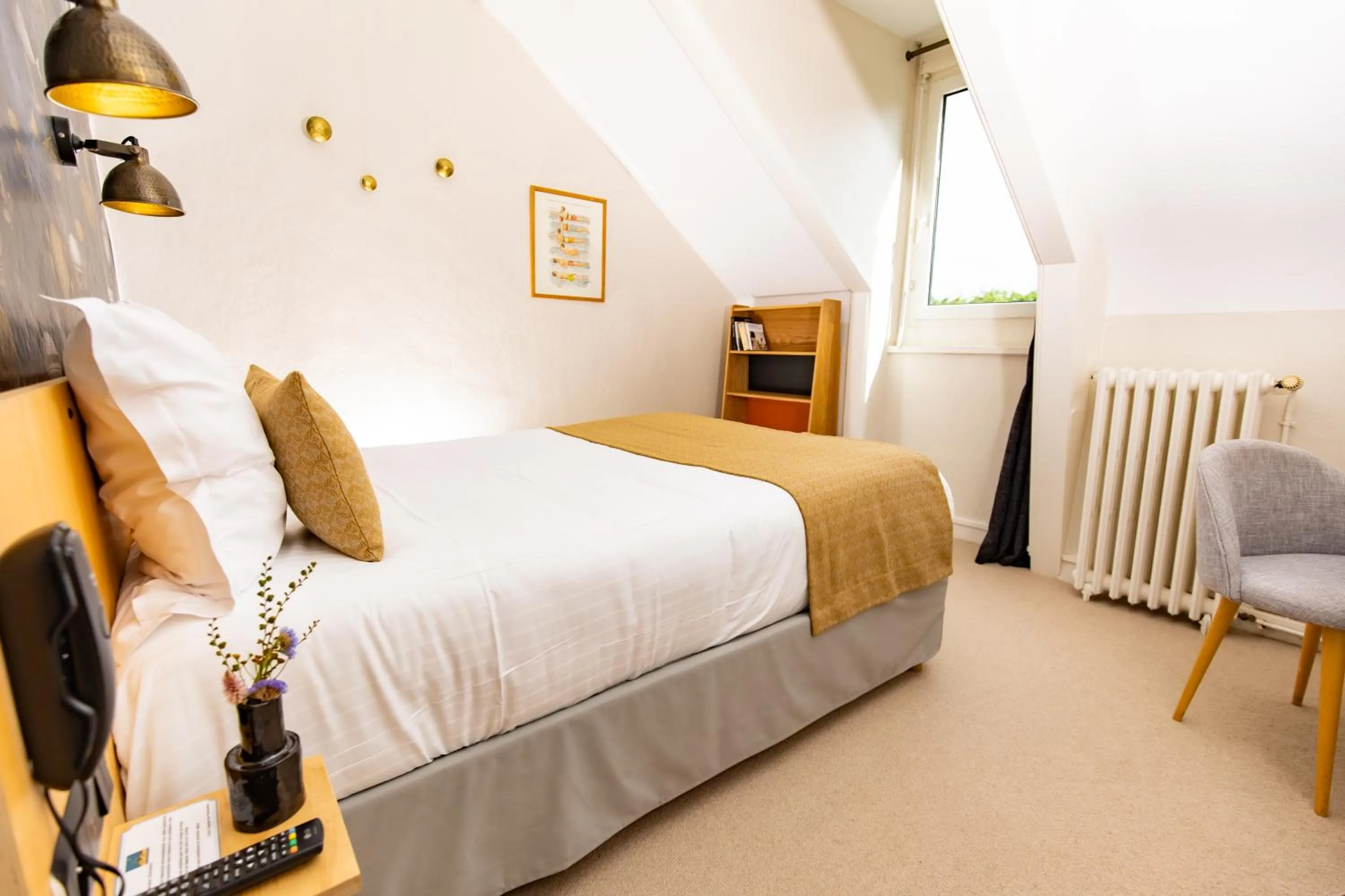 Bedroom, Bed in Hôtel Les Charmettes - Saint Malo