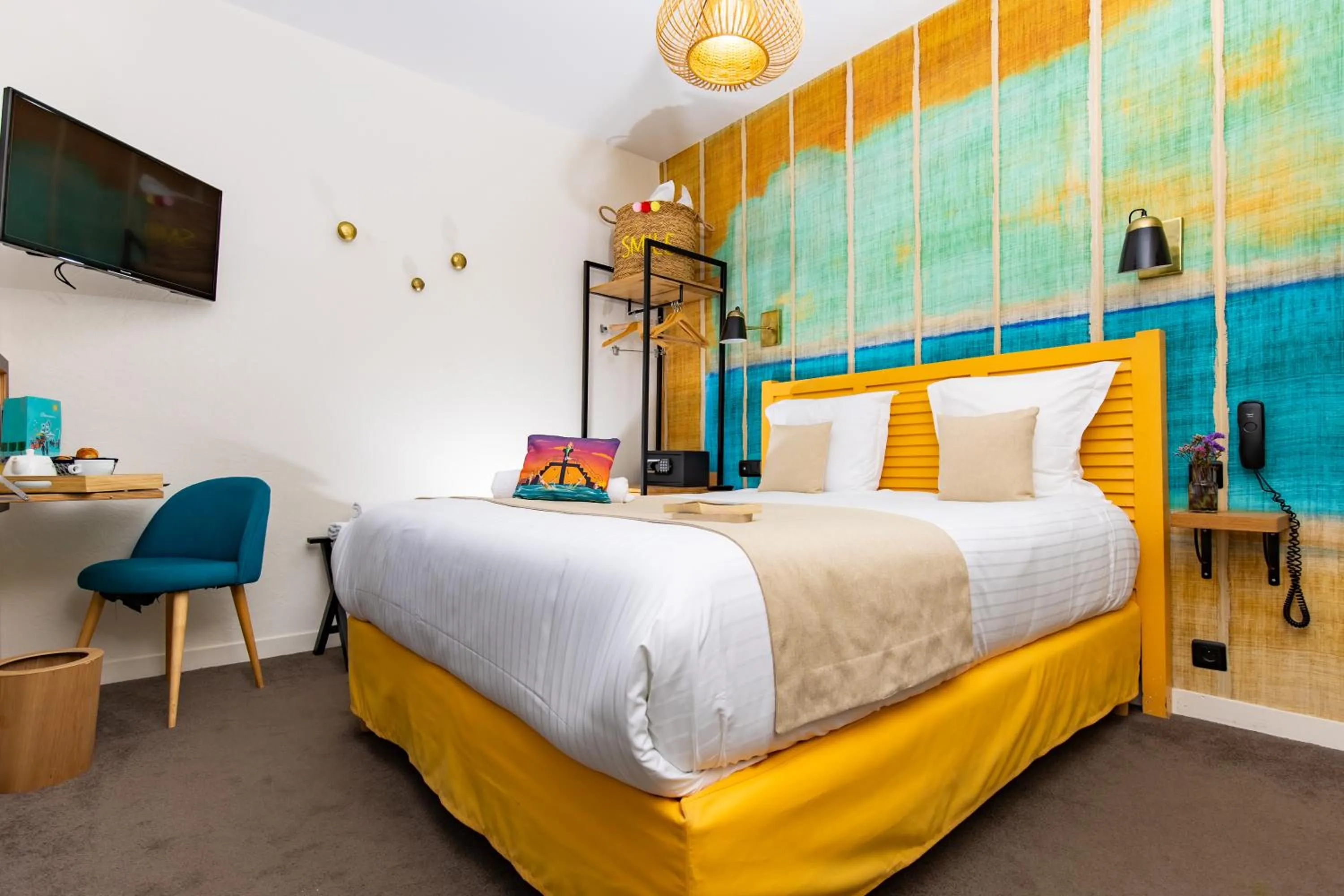 Bedroom, Bed in Hôtel Les Charmettes - Saint Malo