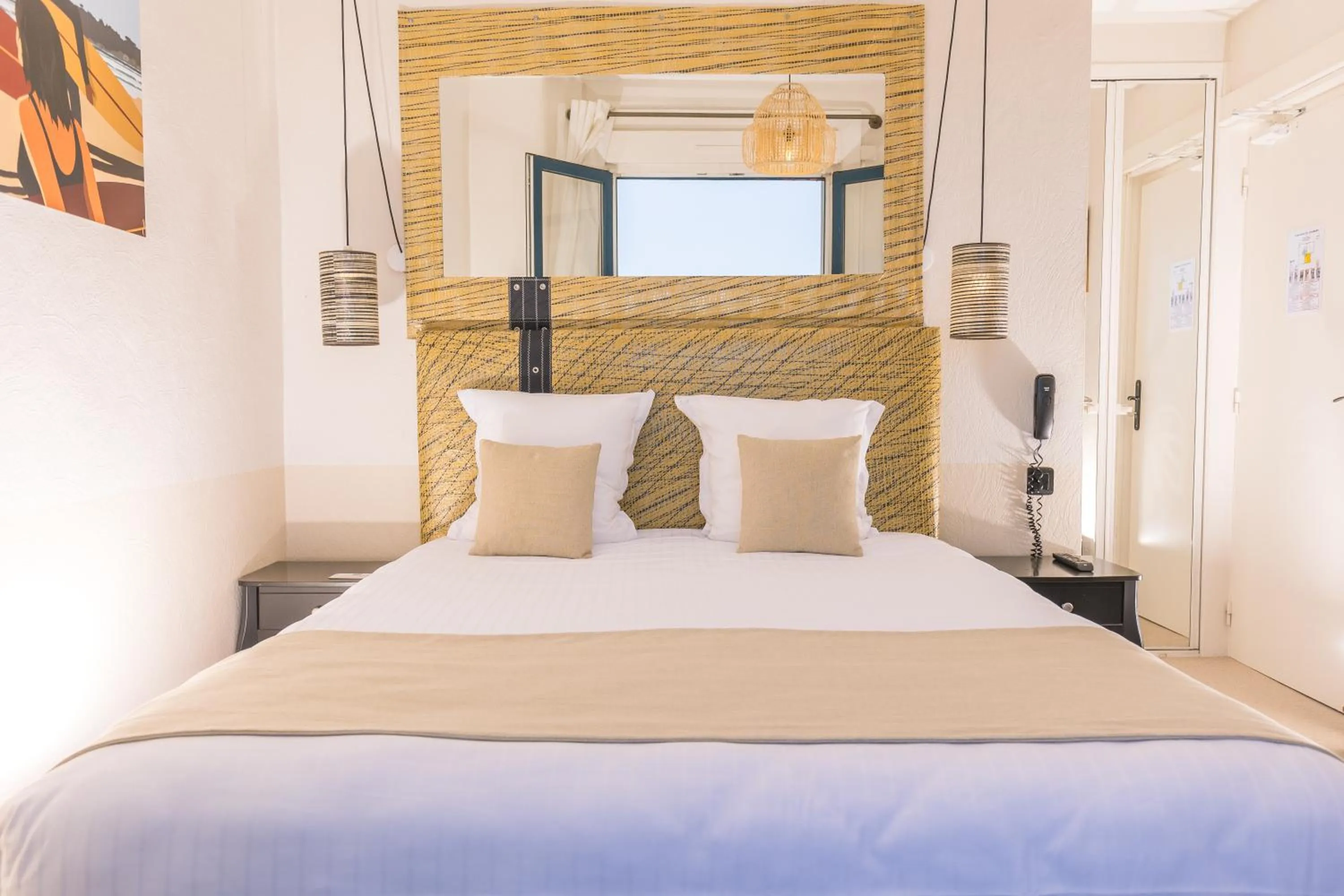 Bedroom, Bed in Hôtel Les Charmettes - Saint Malo