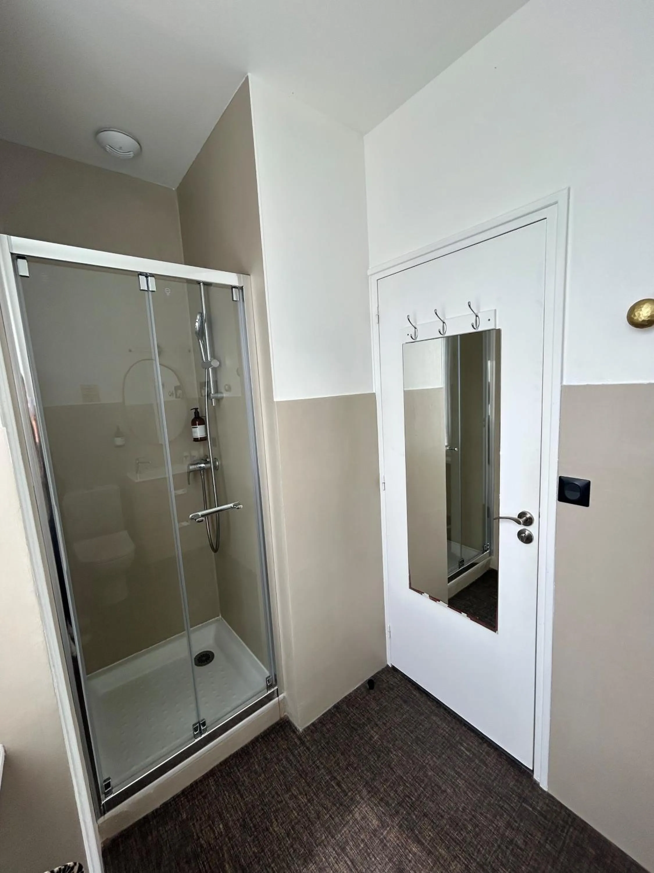 Bathroom in Hôtel Les Charmettes - Saint Malo