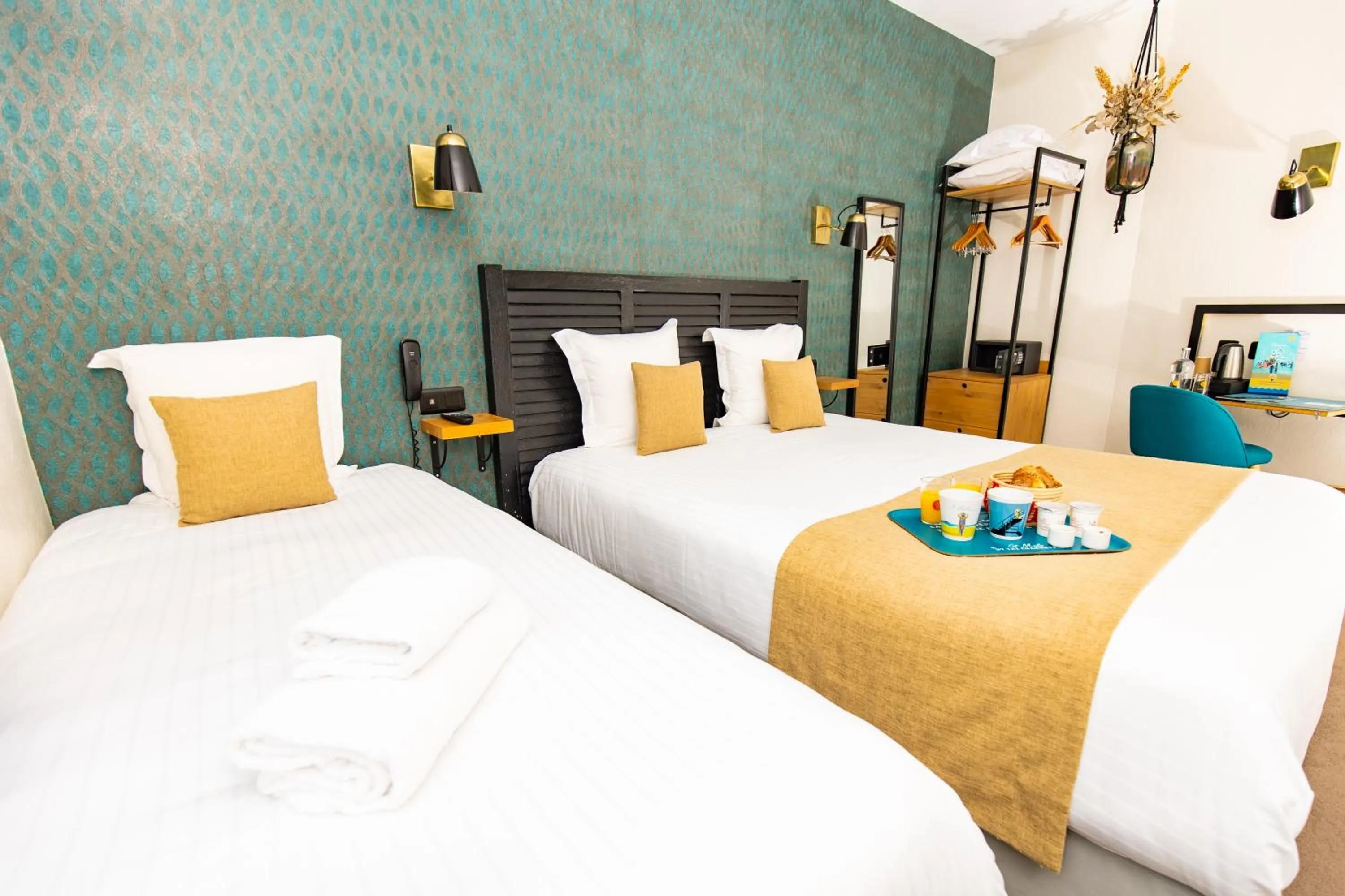 Bedroom, Bed in Hôtel Les Charmettes - Saint Malo