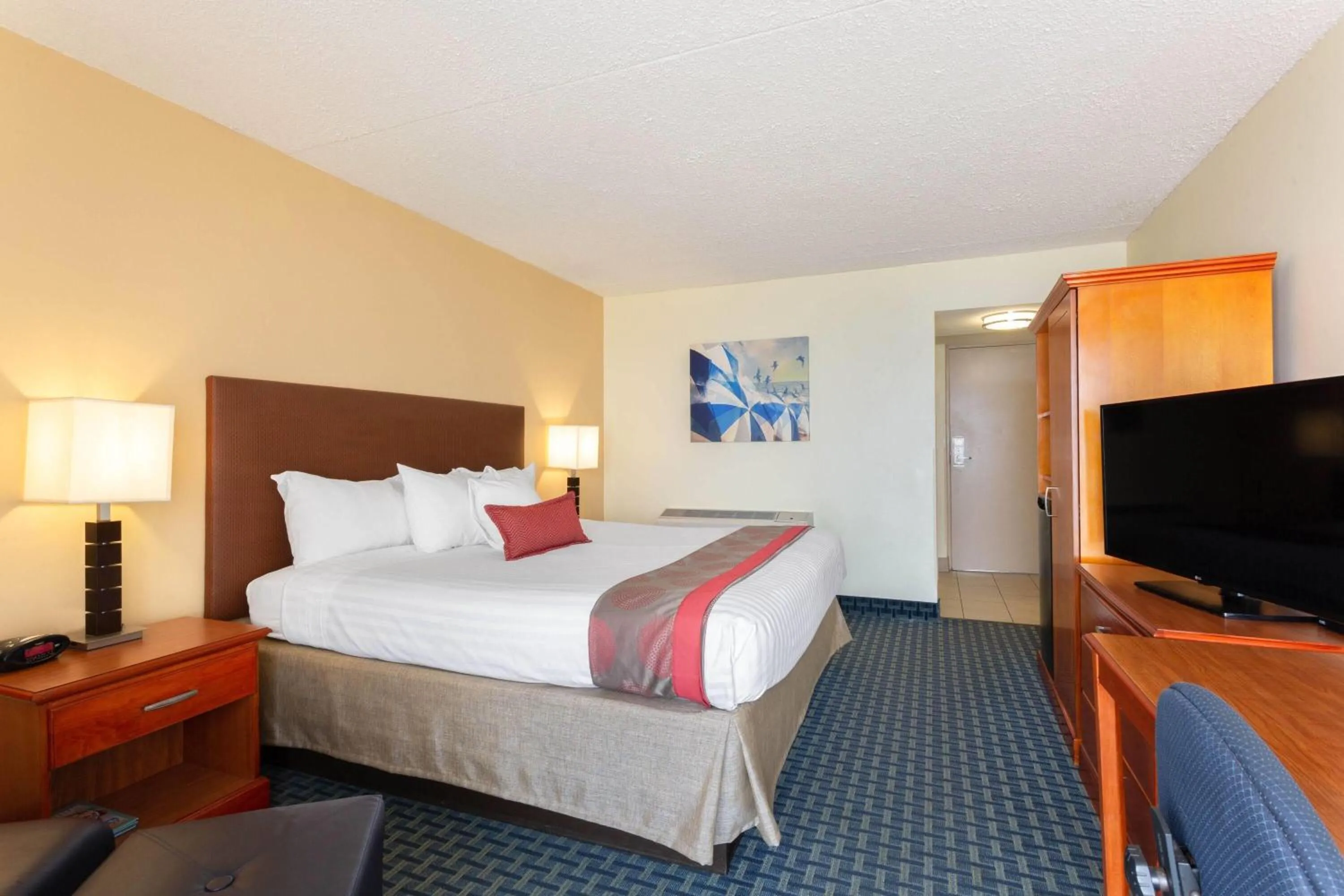 Photo of the whole room, Bed in Ramada Plaza by Wyndham Virginia Beach Oceanfront