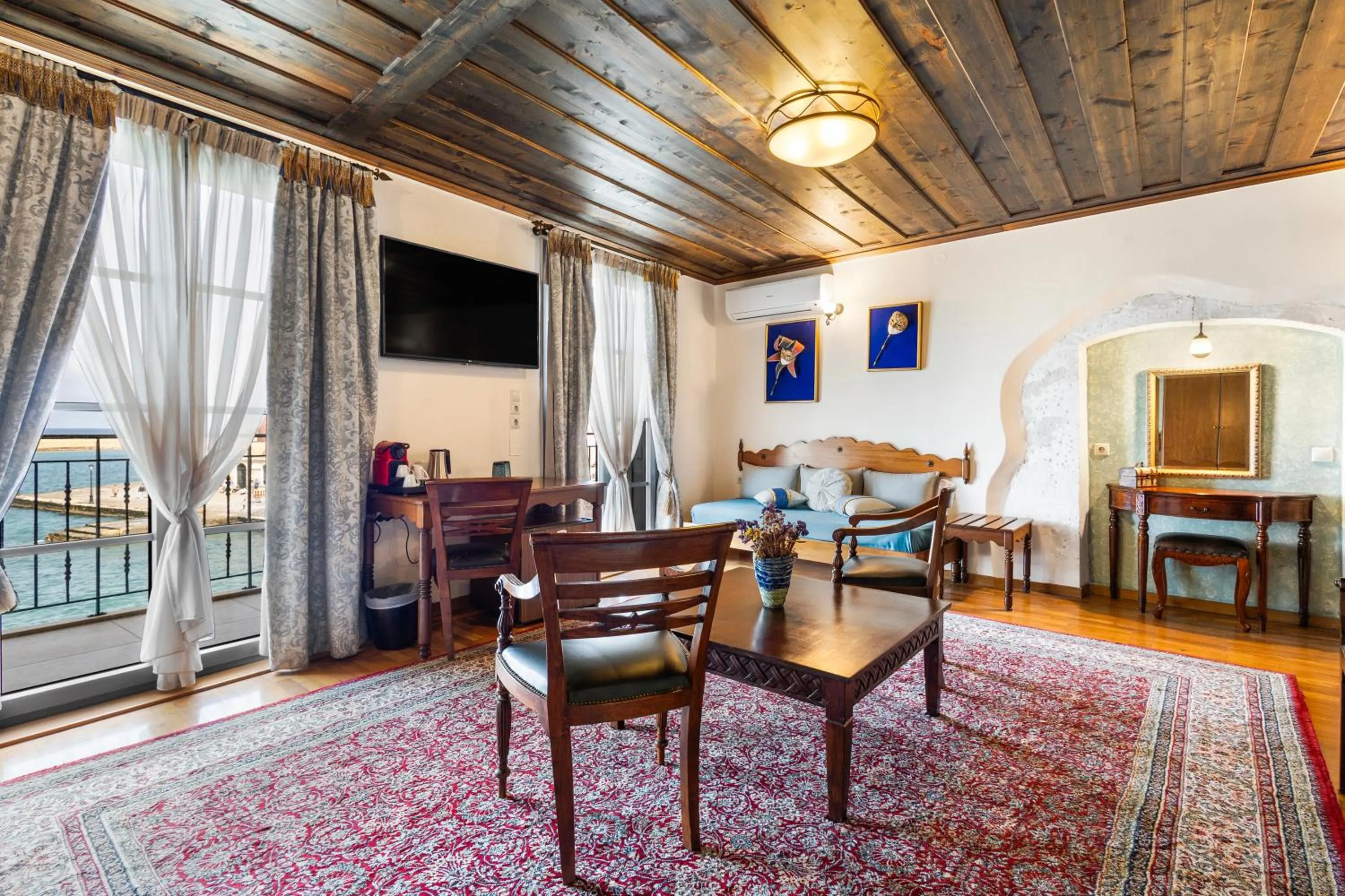 TV and multimedia in Belmondo Hotel