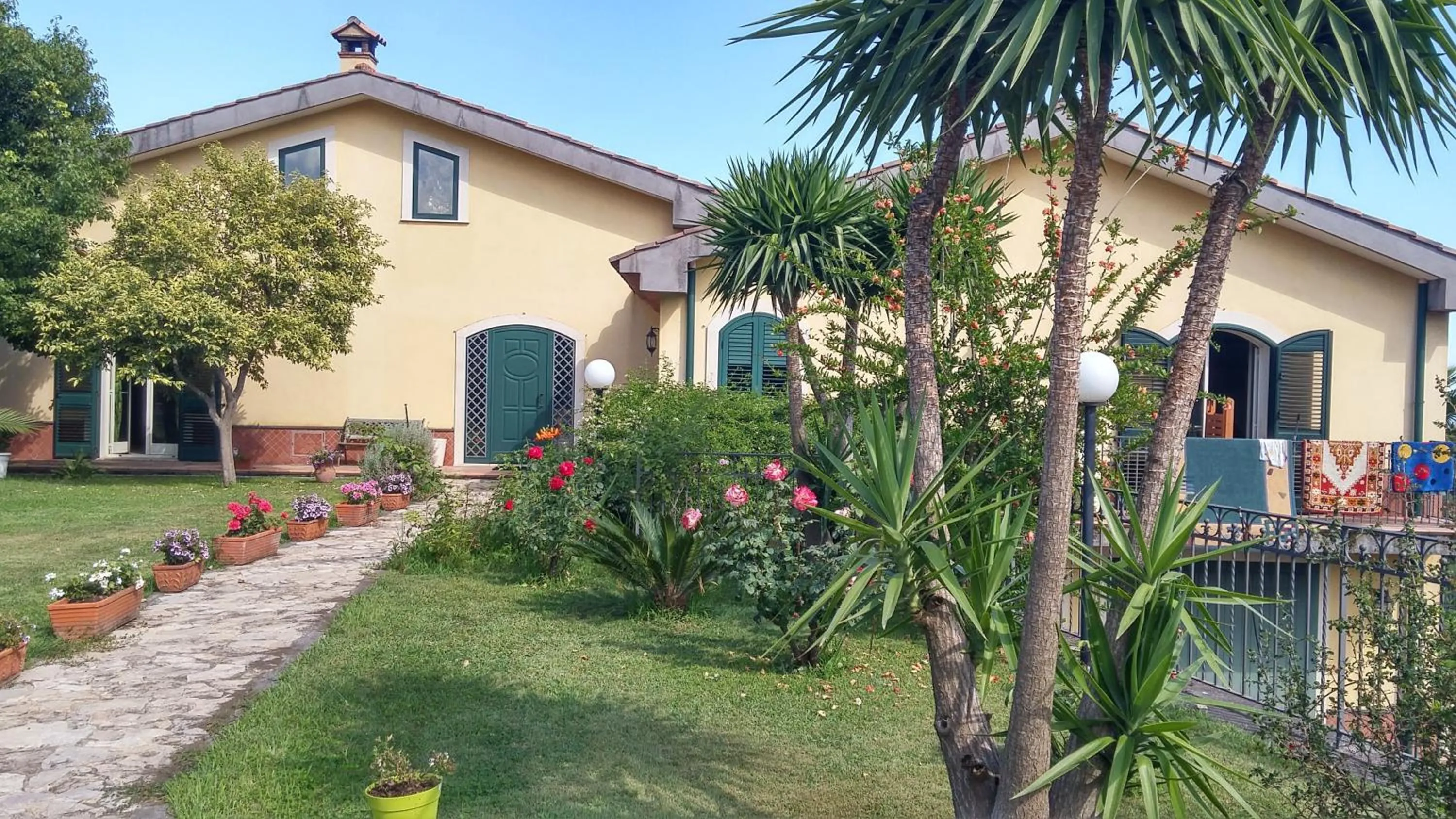 Property building in La Casa del Melograno