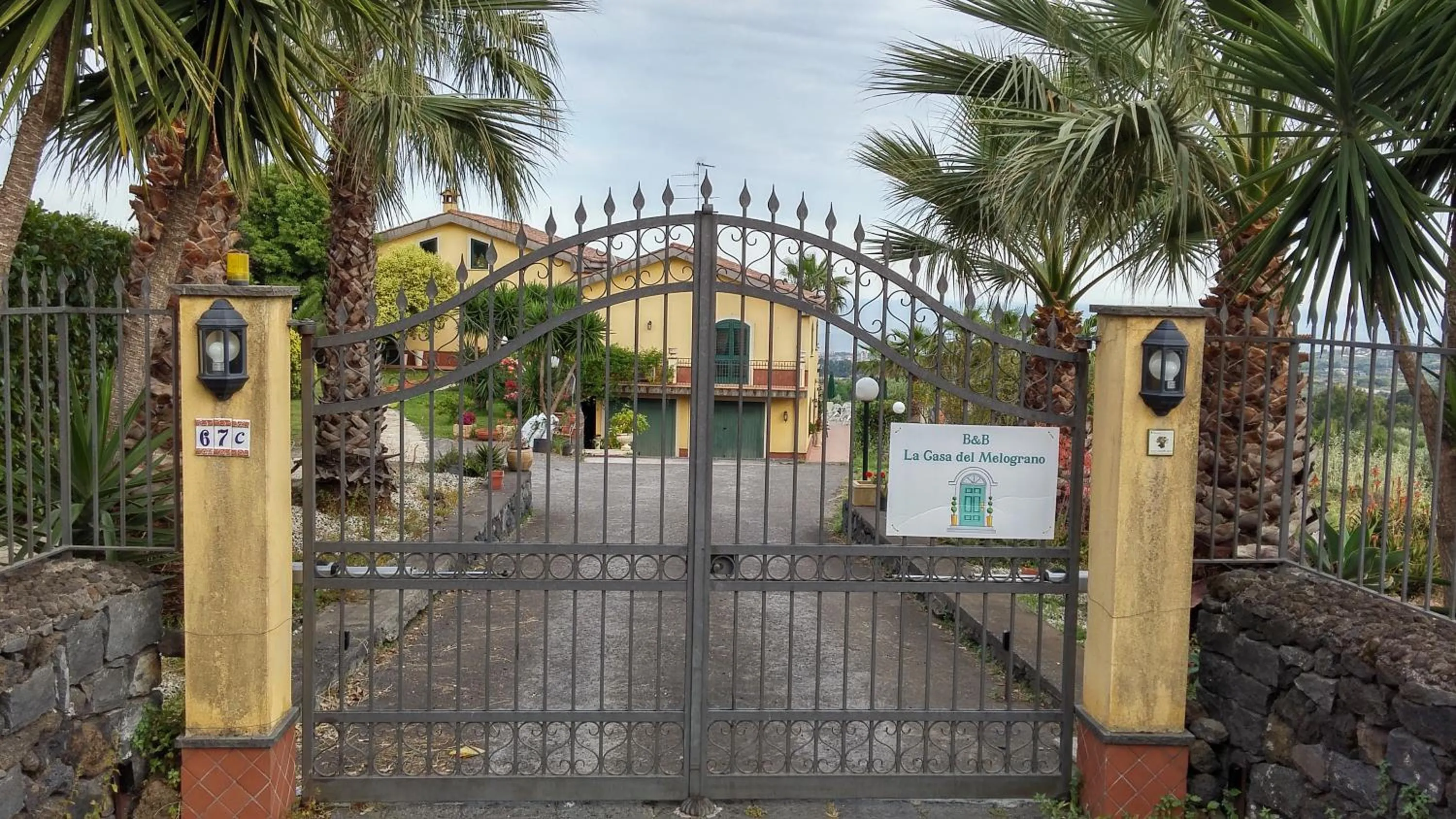 Facade/entrance in La Casa del Melograno