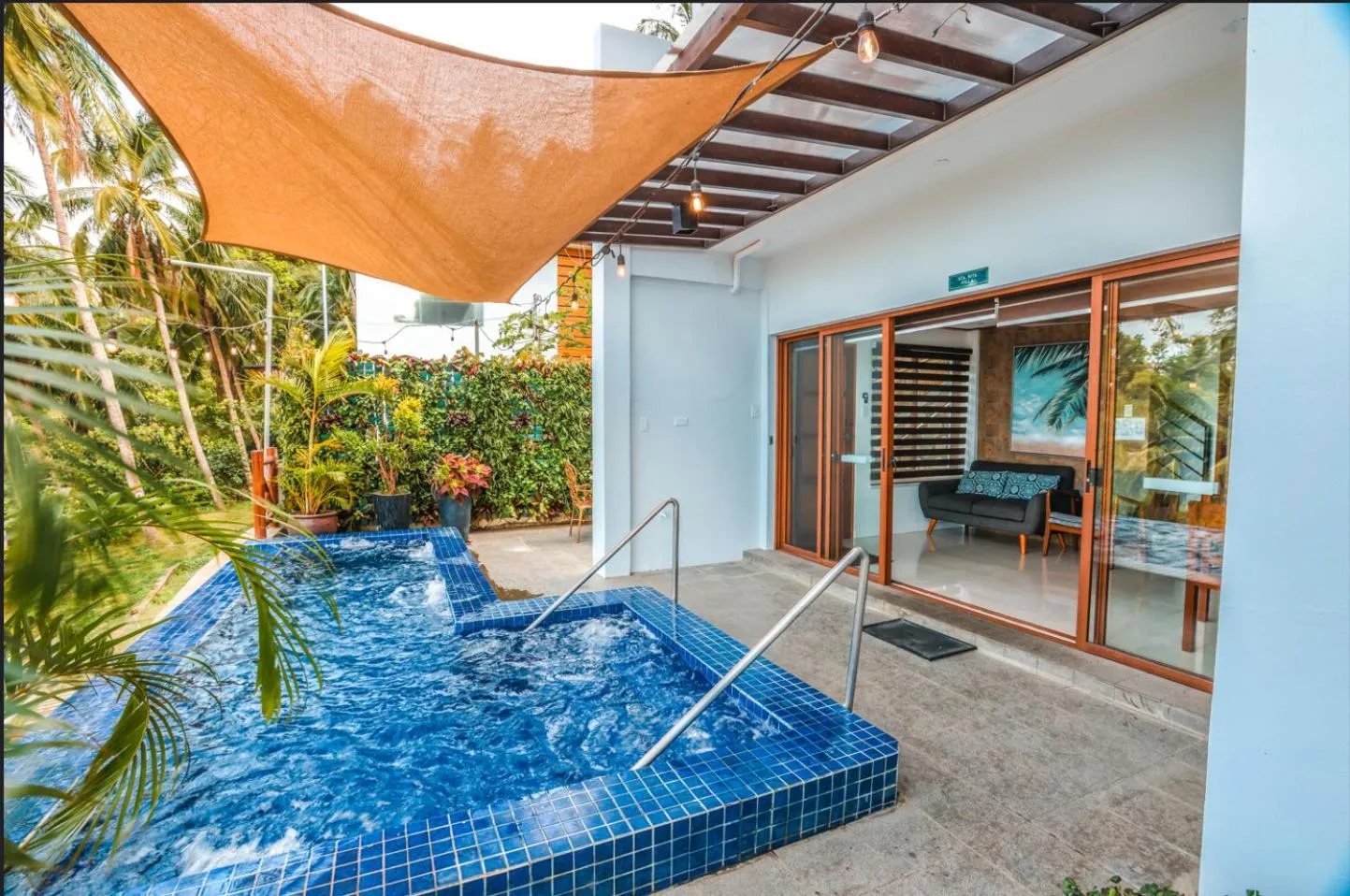 Swimming pool in Noni's Resort