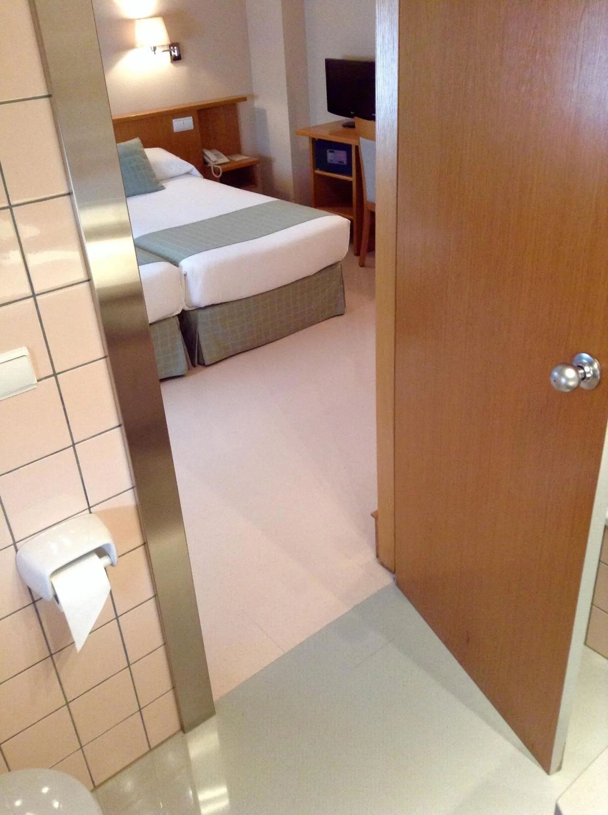 Bathroom, Bed in Hotel Central