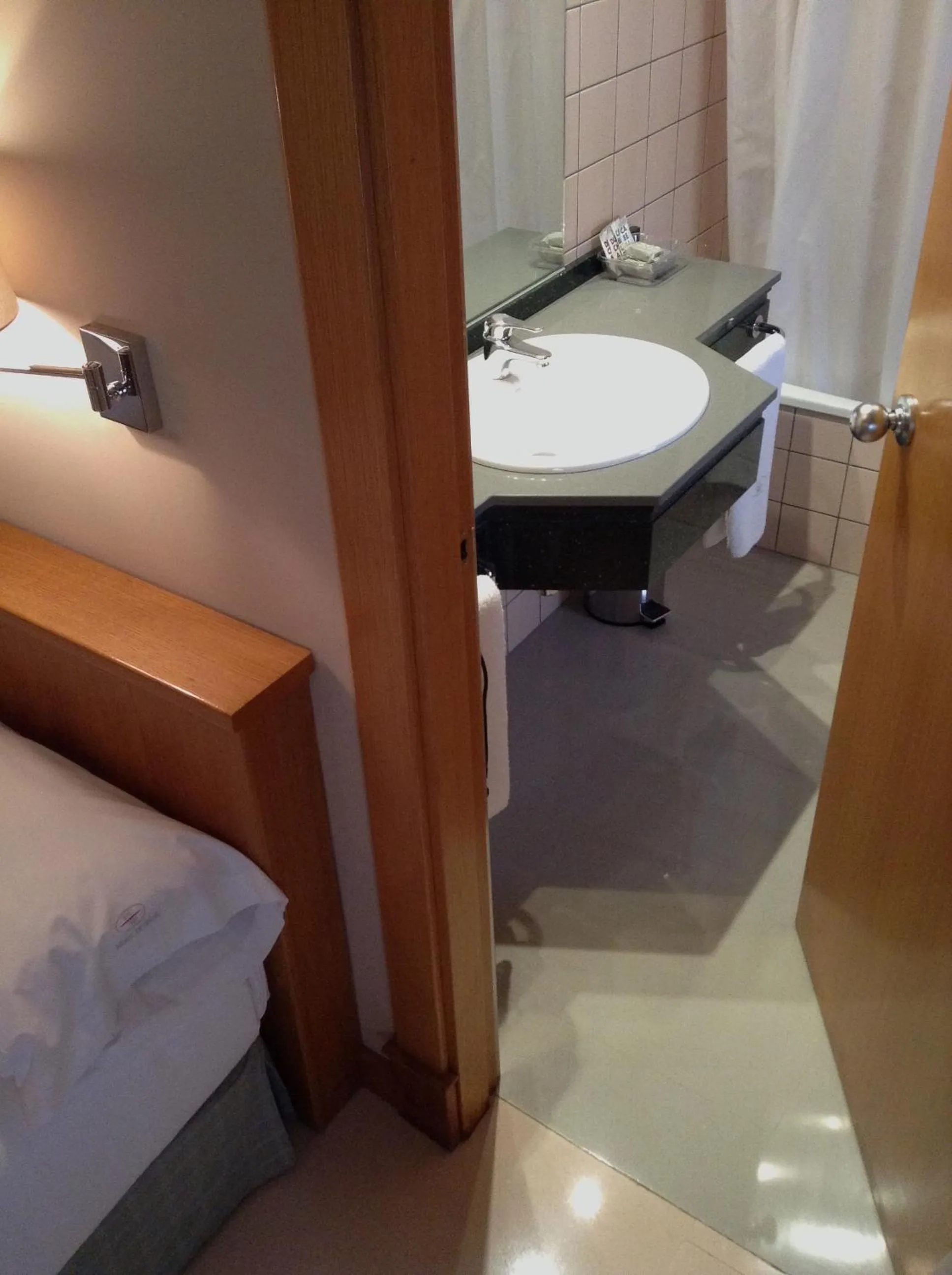 Bathroom, Bed in Hotel Central