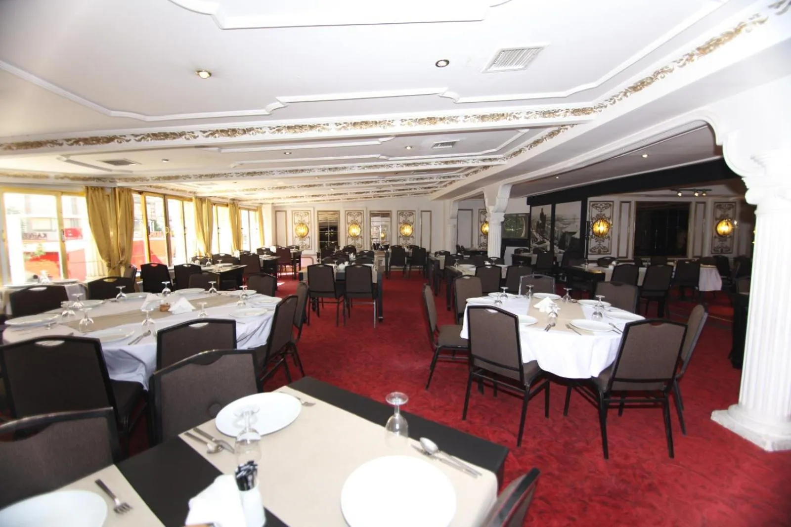 Restaurant/places to eat in Hotel Etap Mola
