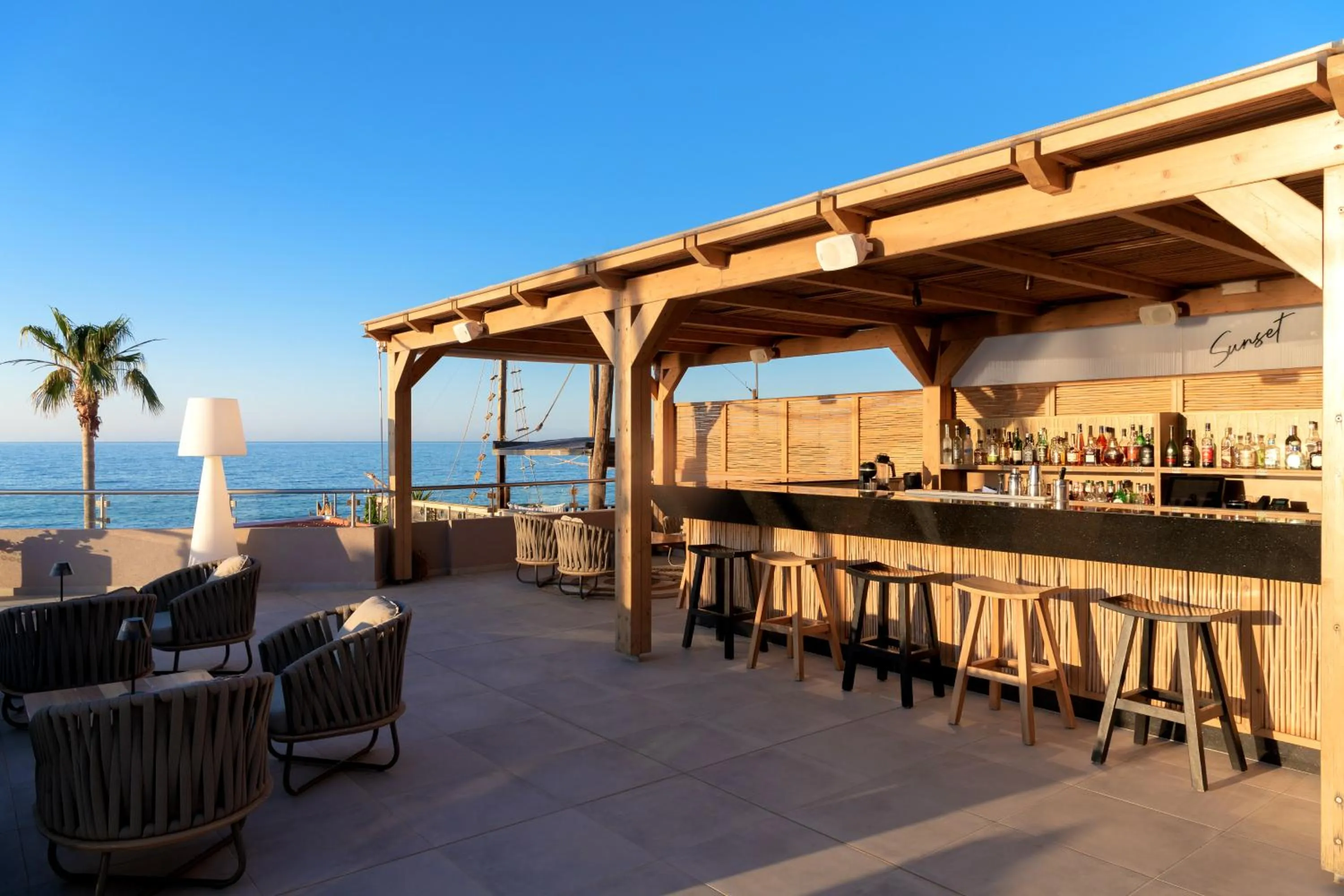 Lounge or bar in High Beach Resort