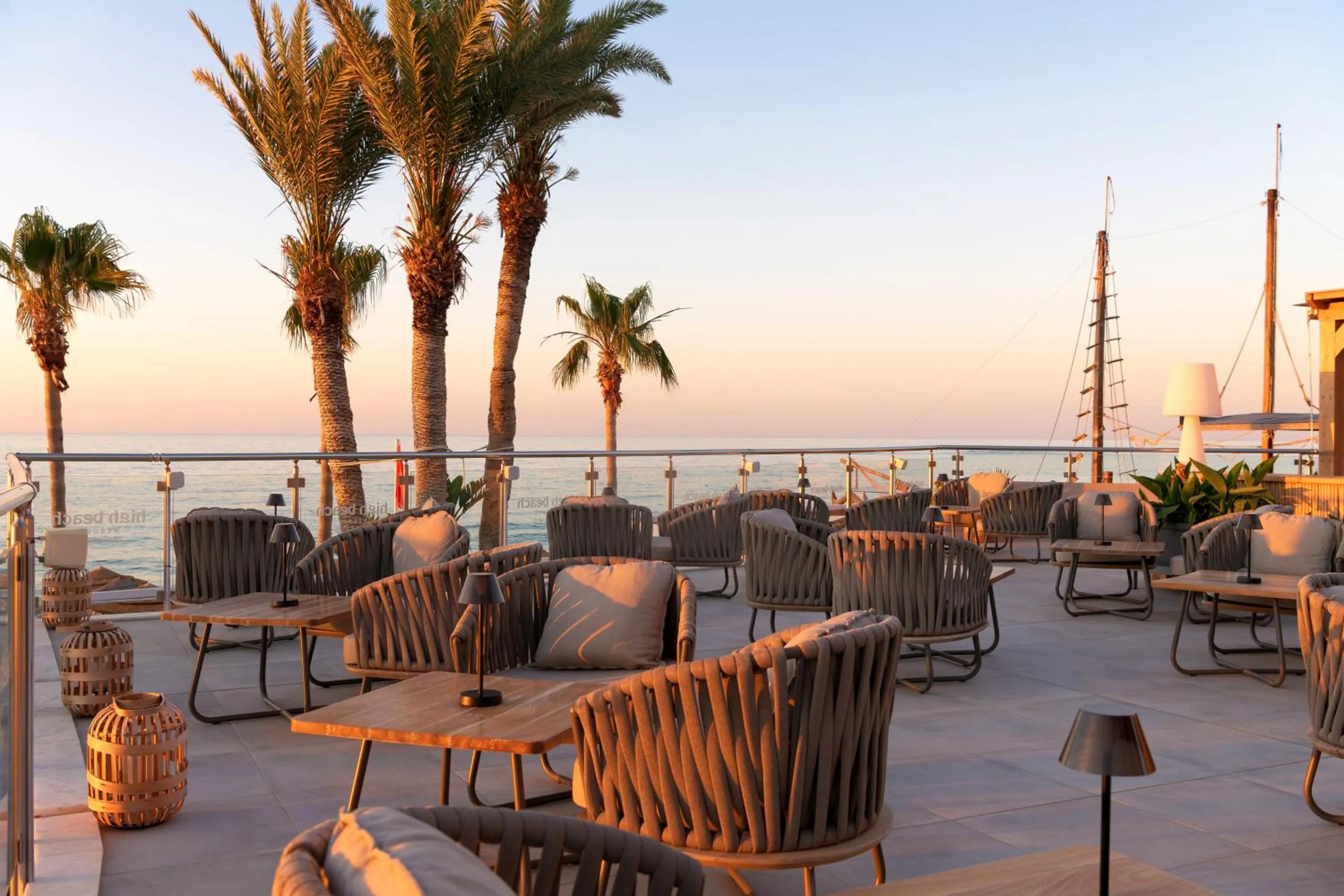 Lounge or bar in High Beach Resort