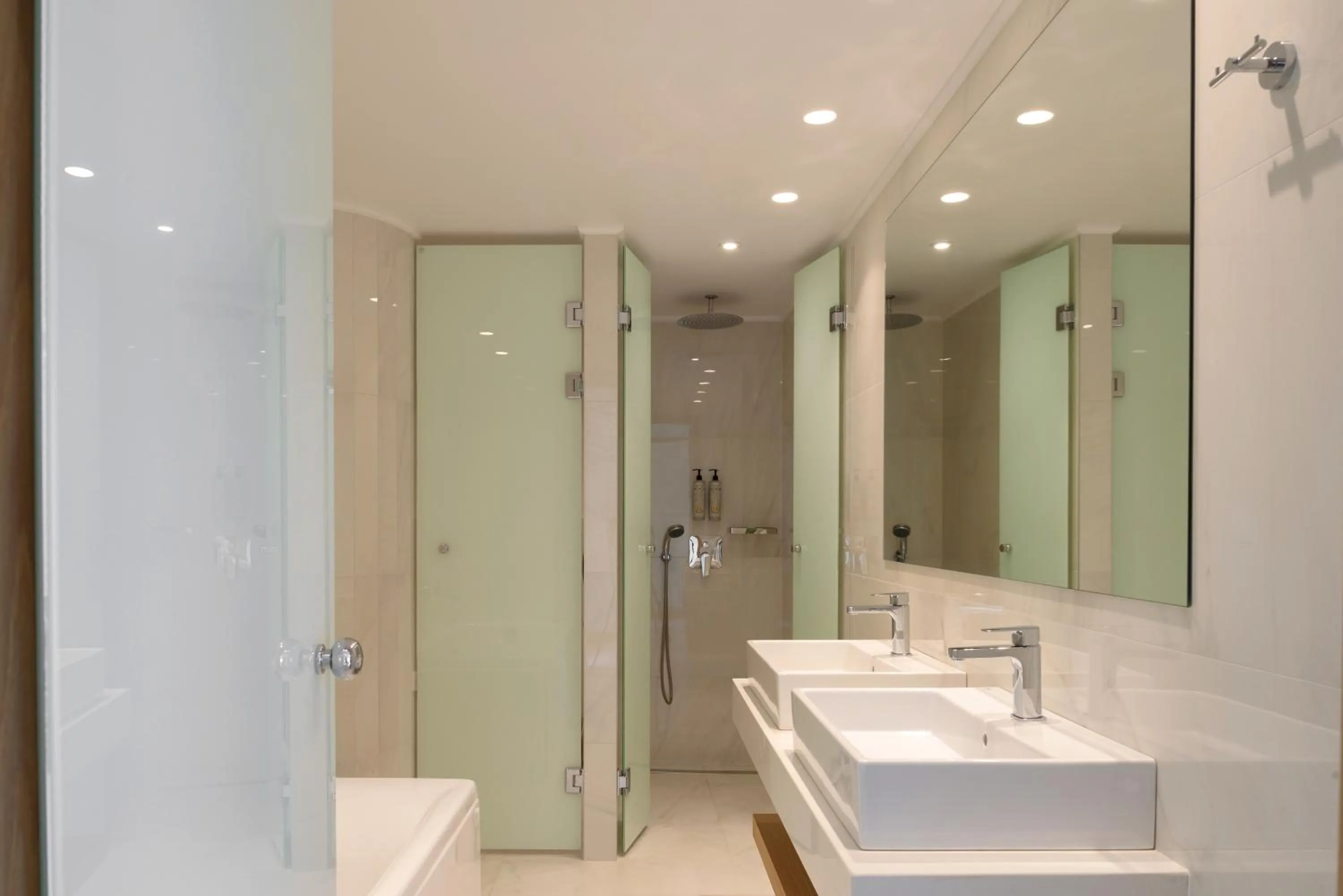 Shower in High Beach Resort