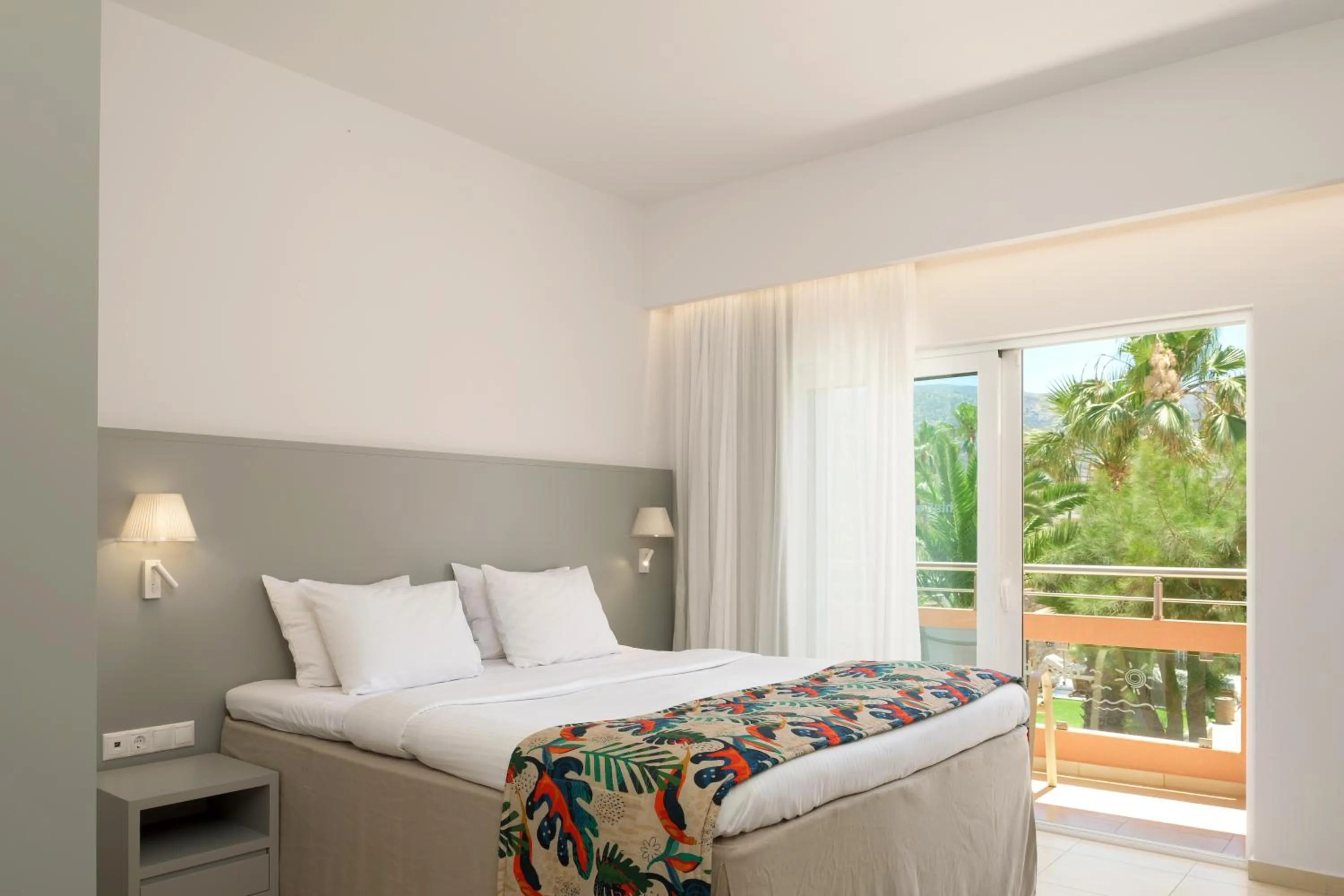 Photo of the whole room, Bed in High Beach Resort