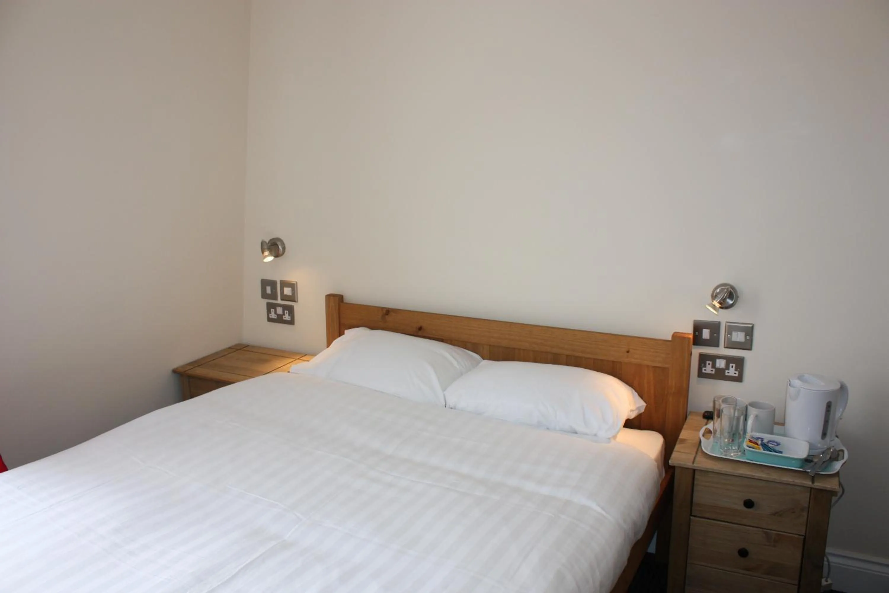 Bedroom, Bed in Earls Court Garden Hotel