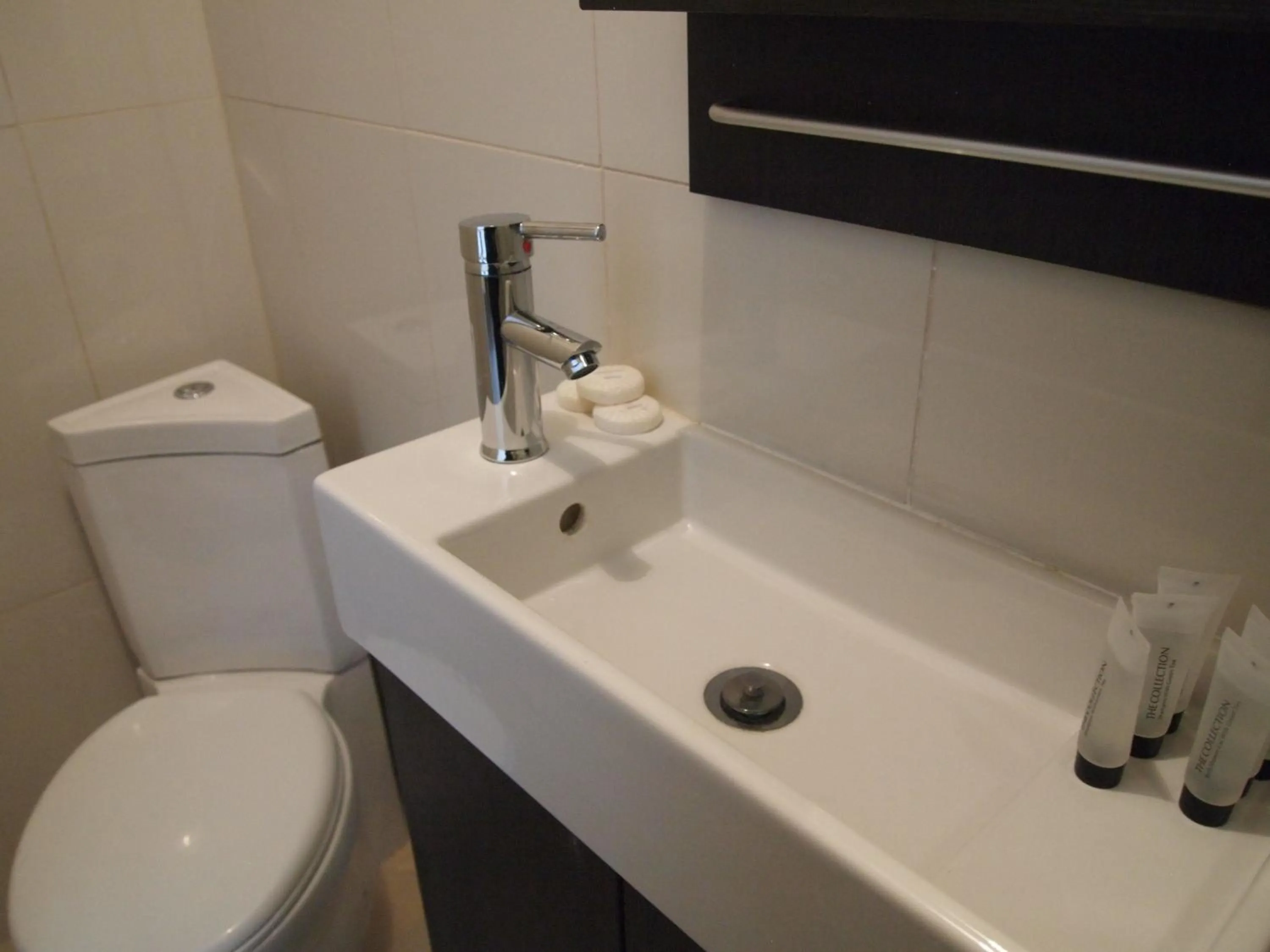 Bathroom in Earls Court Garden Hotel