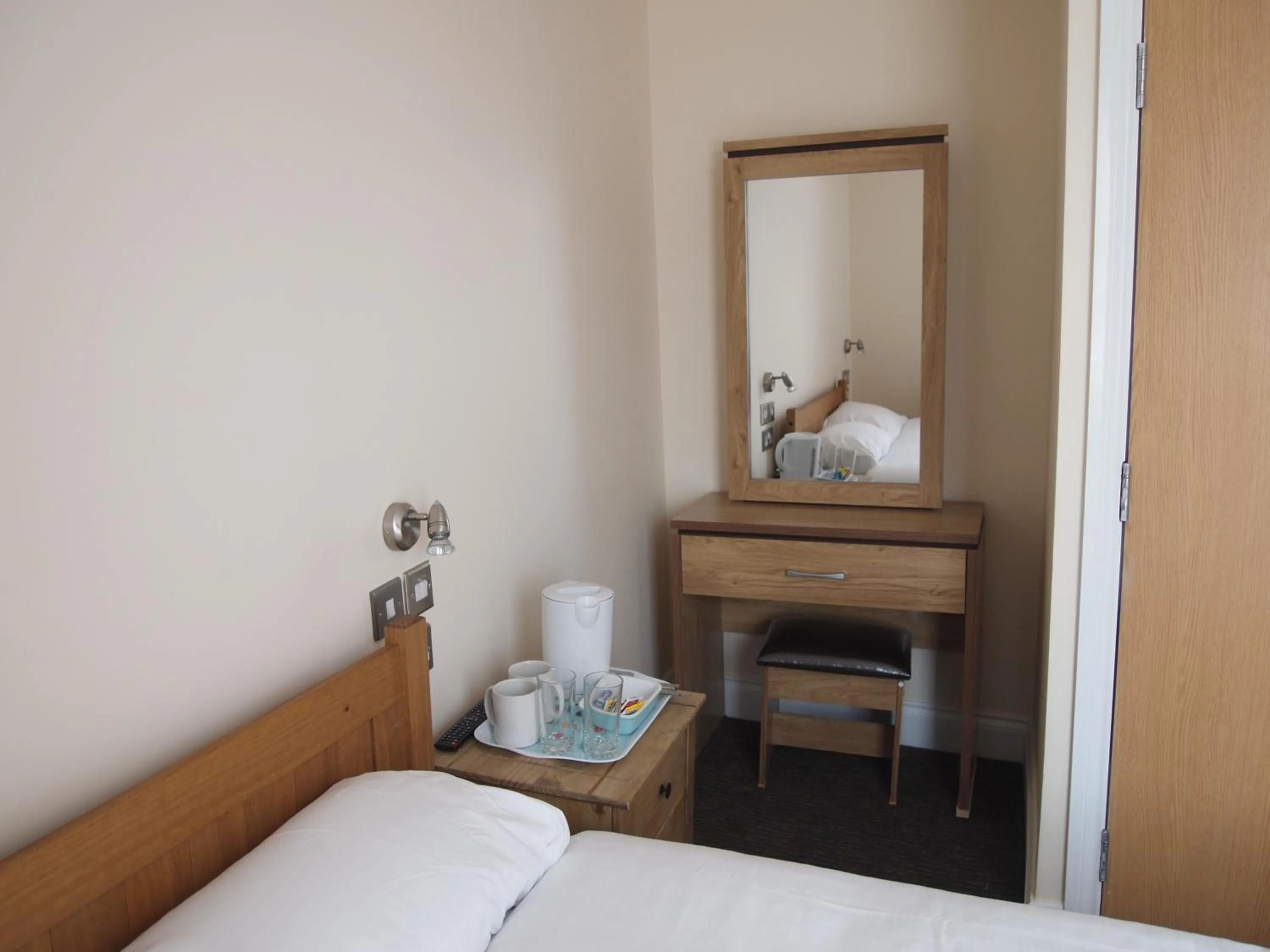 Bedroom, Bed in Earls Court Garden Hotel