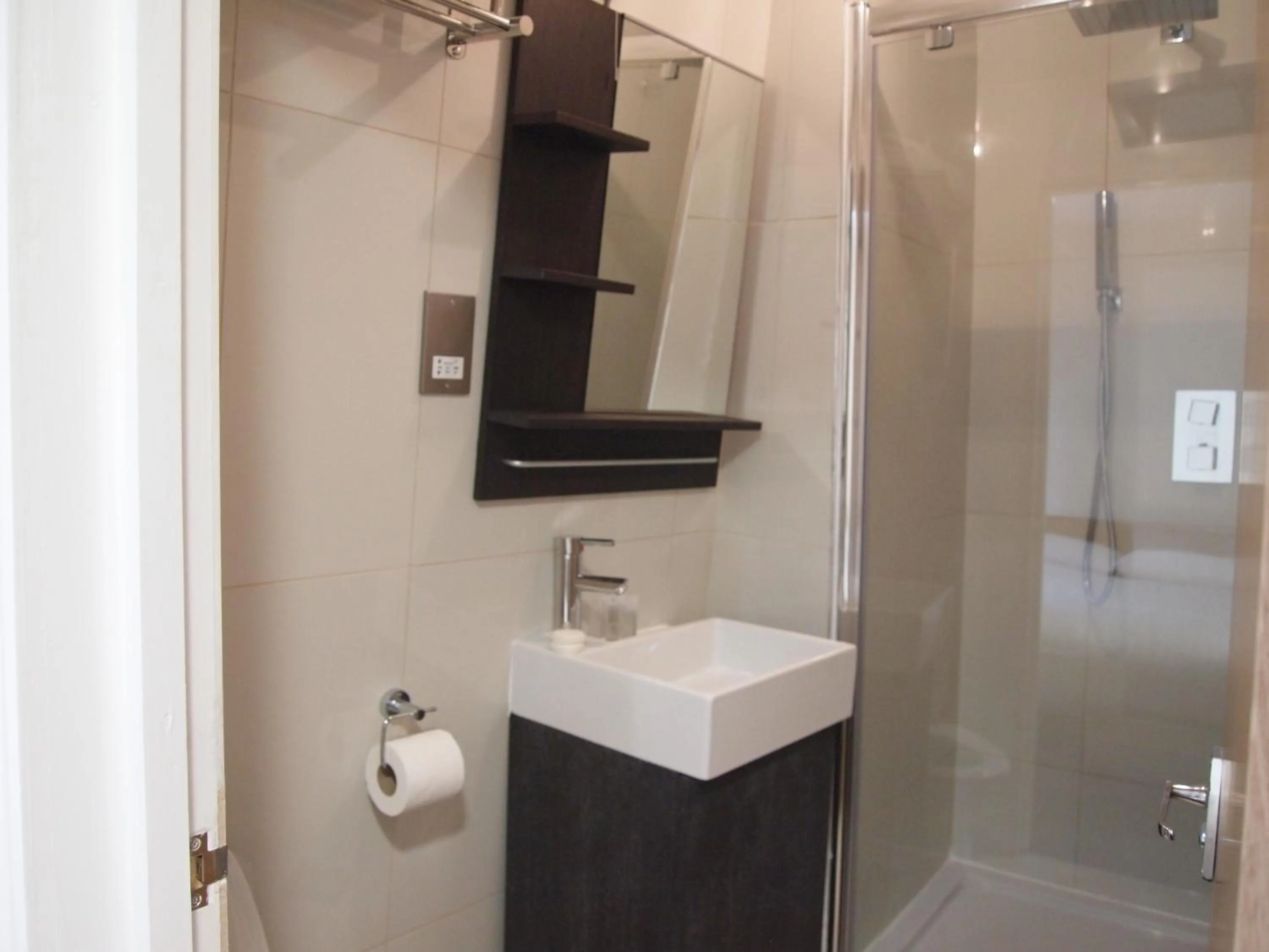 Bathroom in Earls Court Garden Hotel