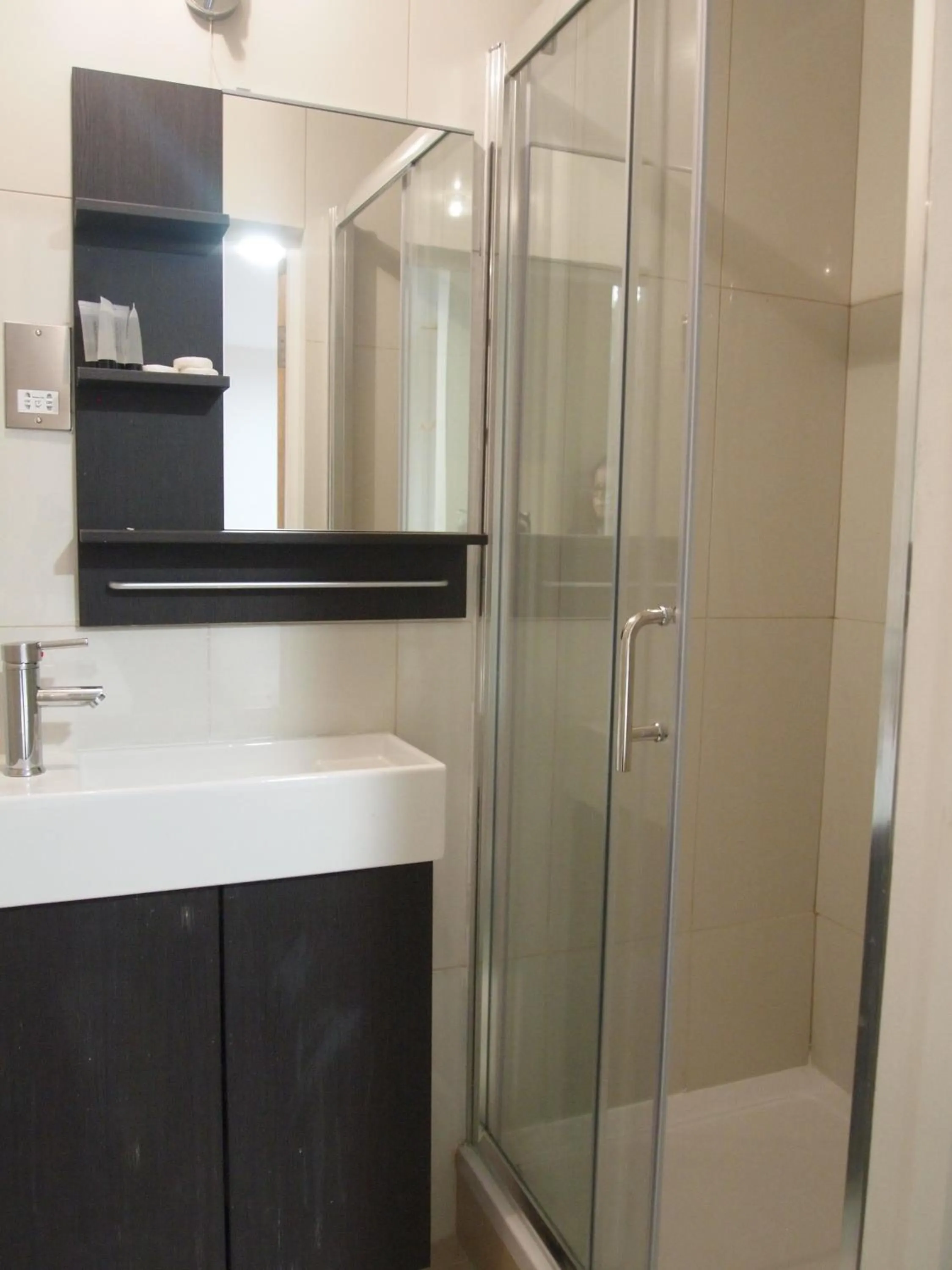 Bathroom in Earls Court Garden Hotel