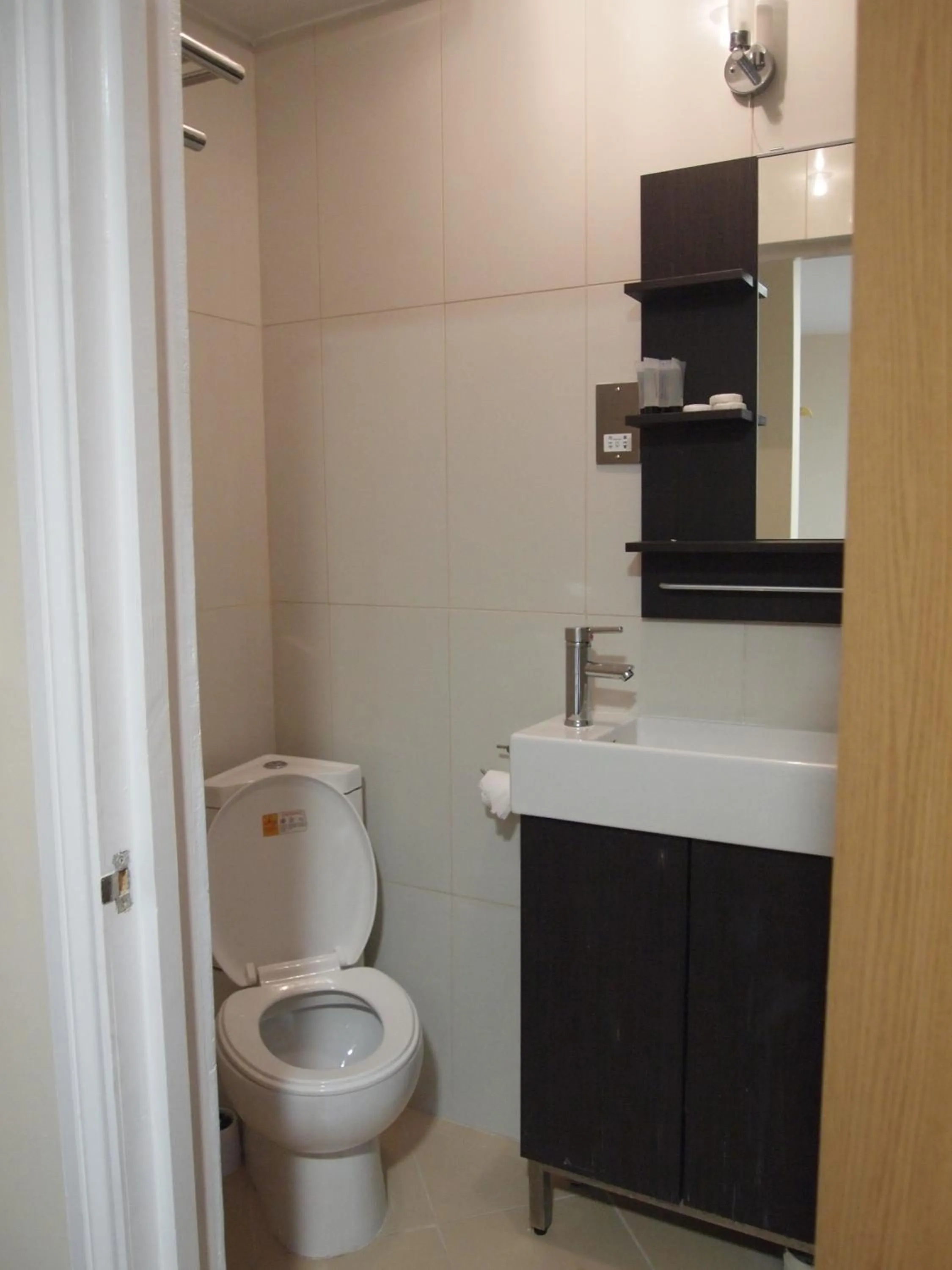 Bathroom in Earls Court Garden Hotel