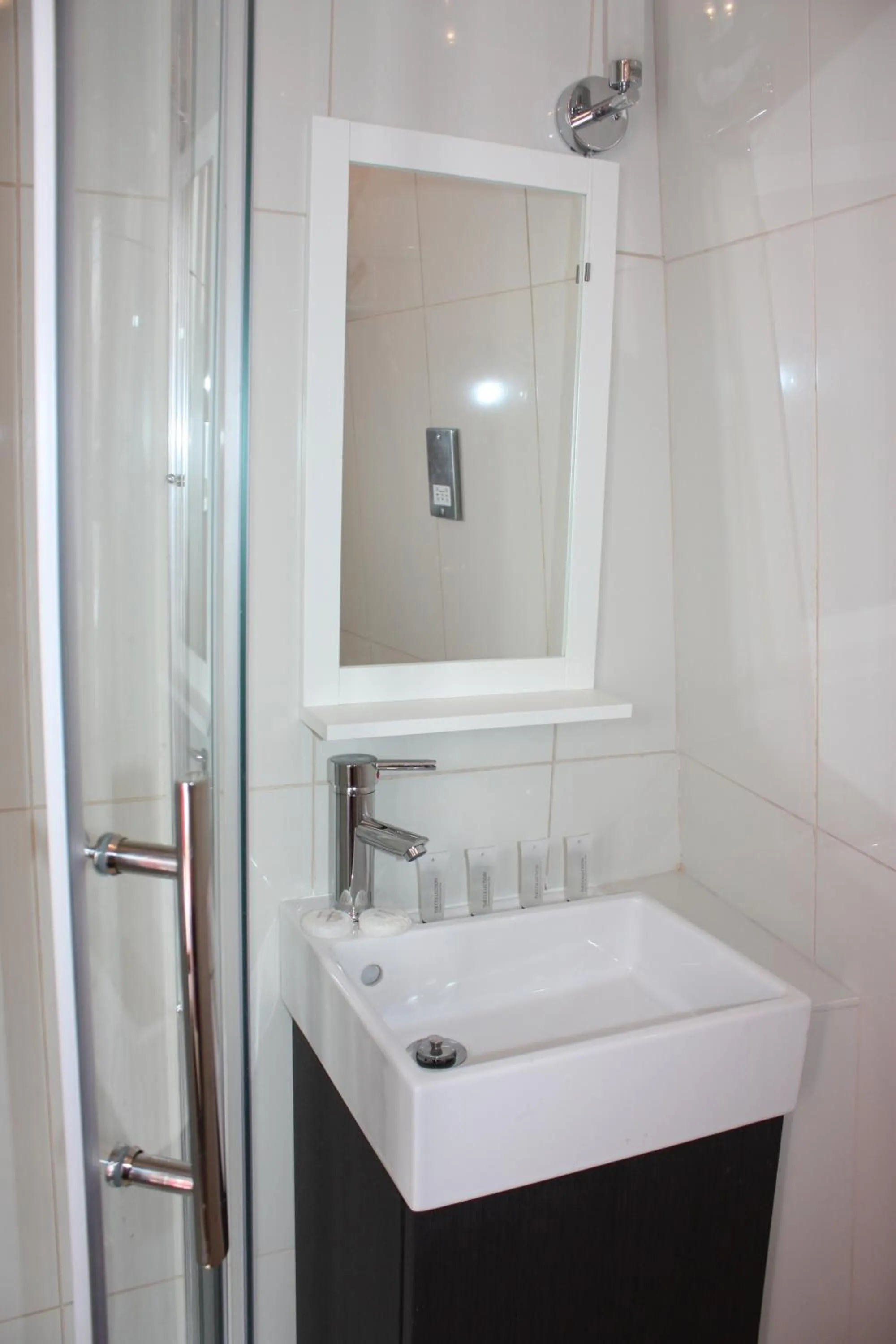 Bathroom in Earls Court Garden Hotel