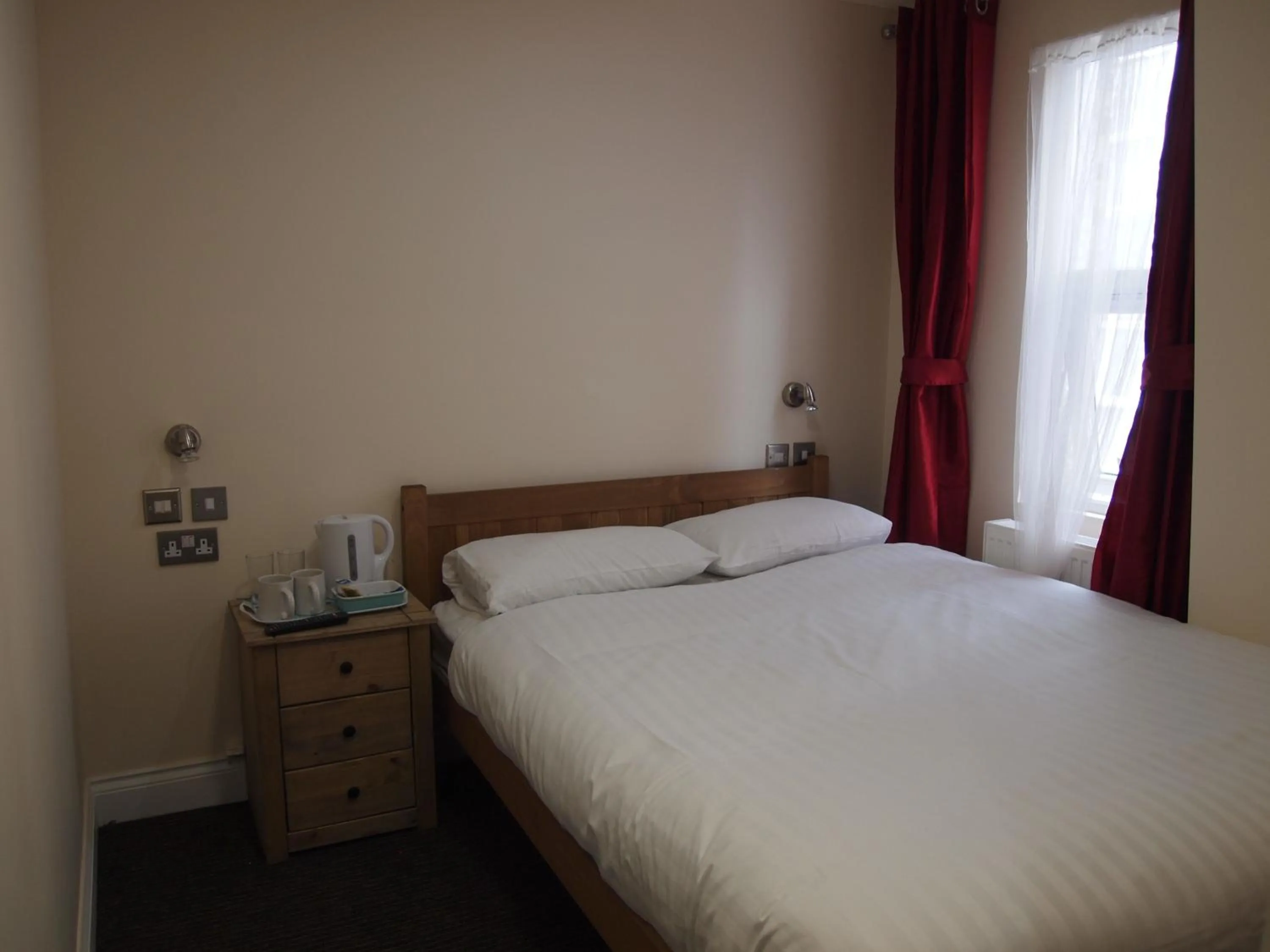 Bedroom, Bed in Earls Court Garden Hotel